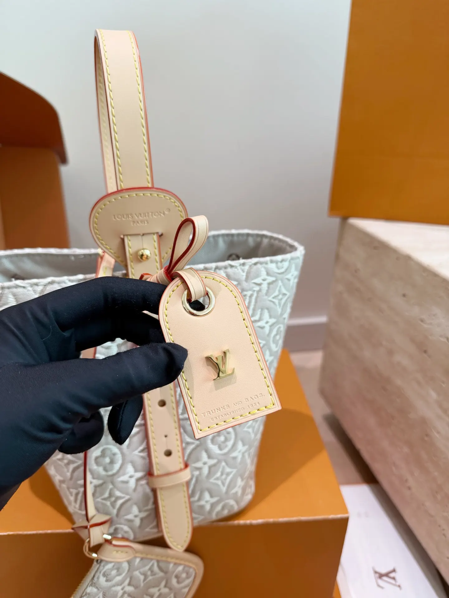 LV 牛皮 浅色帆布轻微防水 日常通勤或休闲都很适合 斜挎包 轻便斜挎款