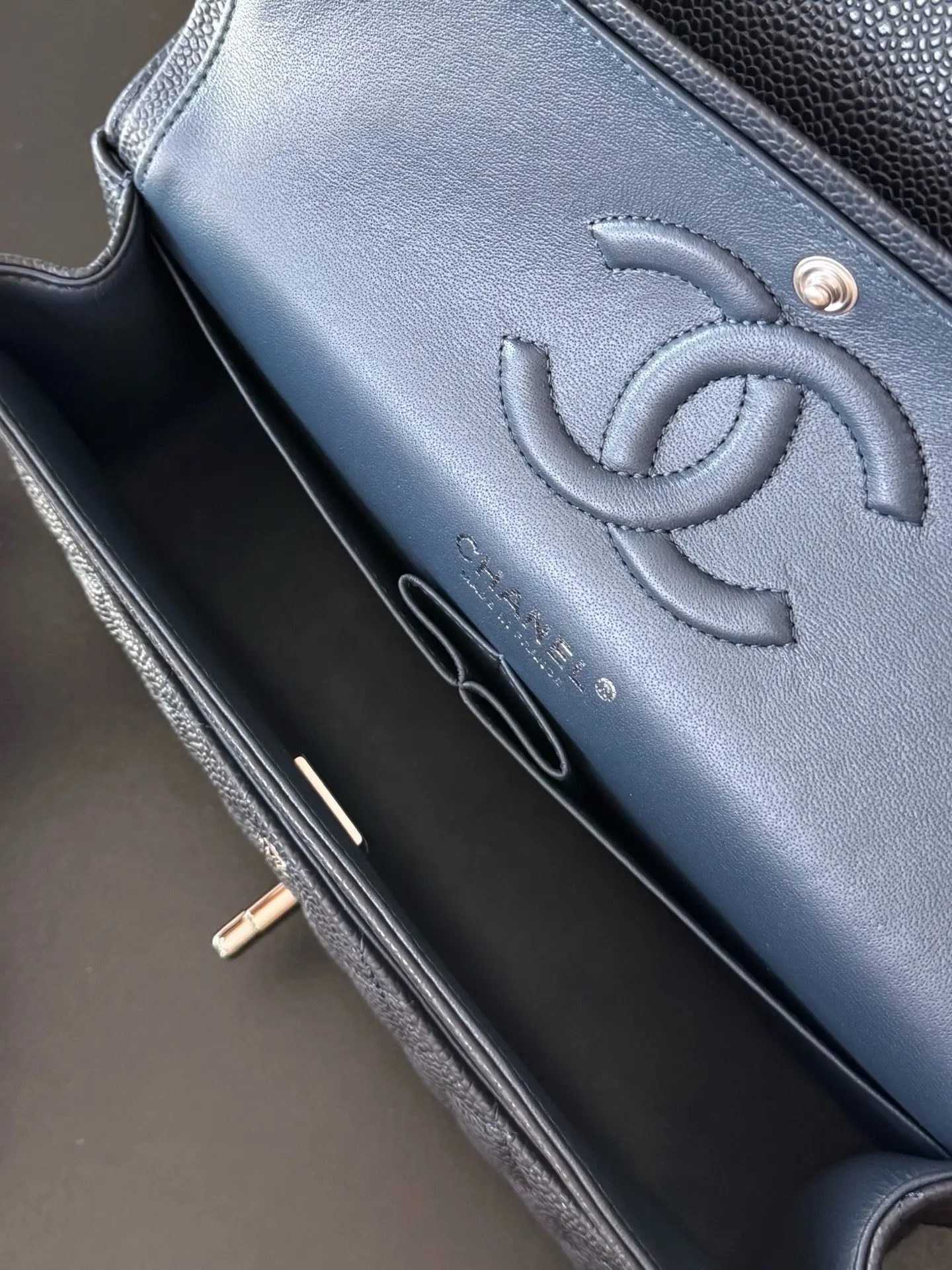 Chanel 黑色魚子醬牛皮翻蓋鏈條包 金扣