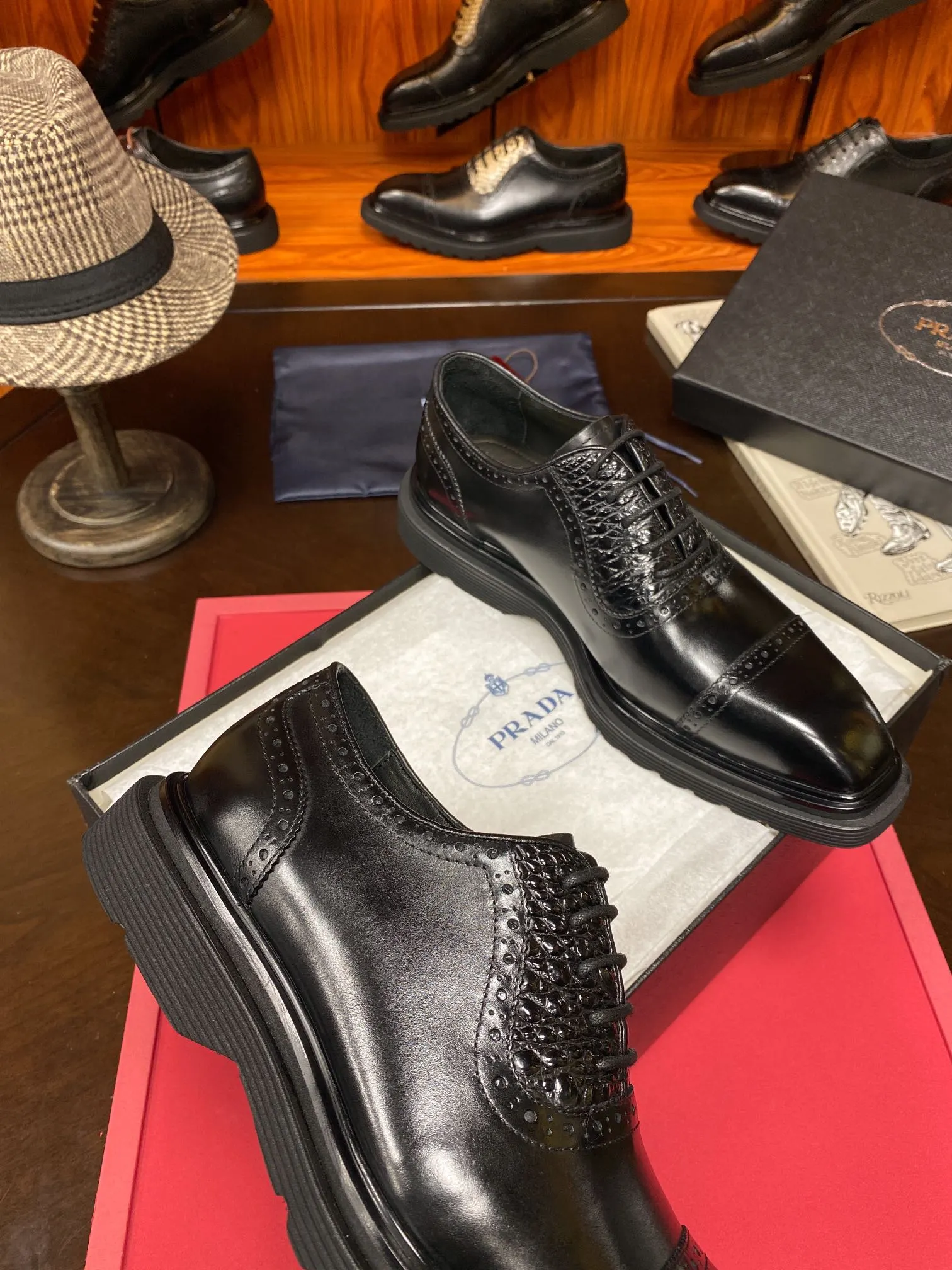Prada 鳄鱼皮 牛皮 休闲鞋 舒适