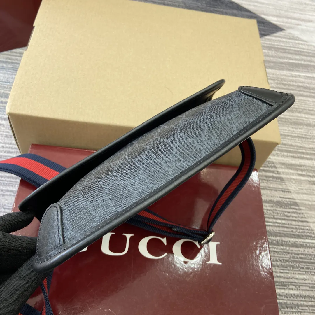 黑色 与GG图案形成对比 腰包 休闲腰包款