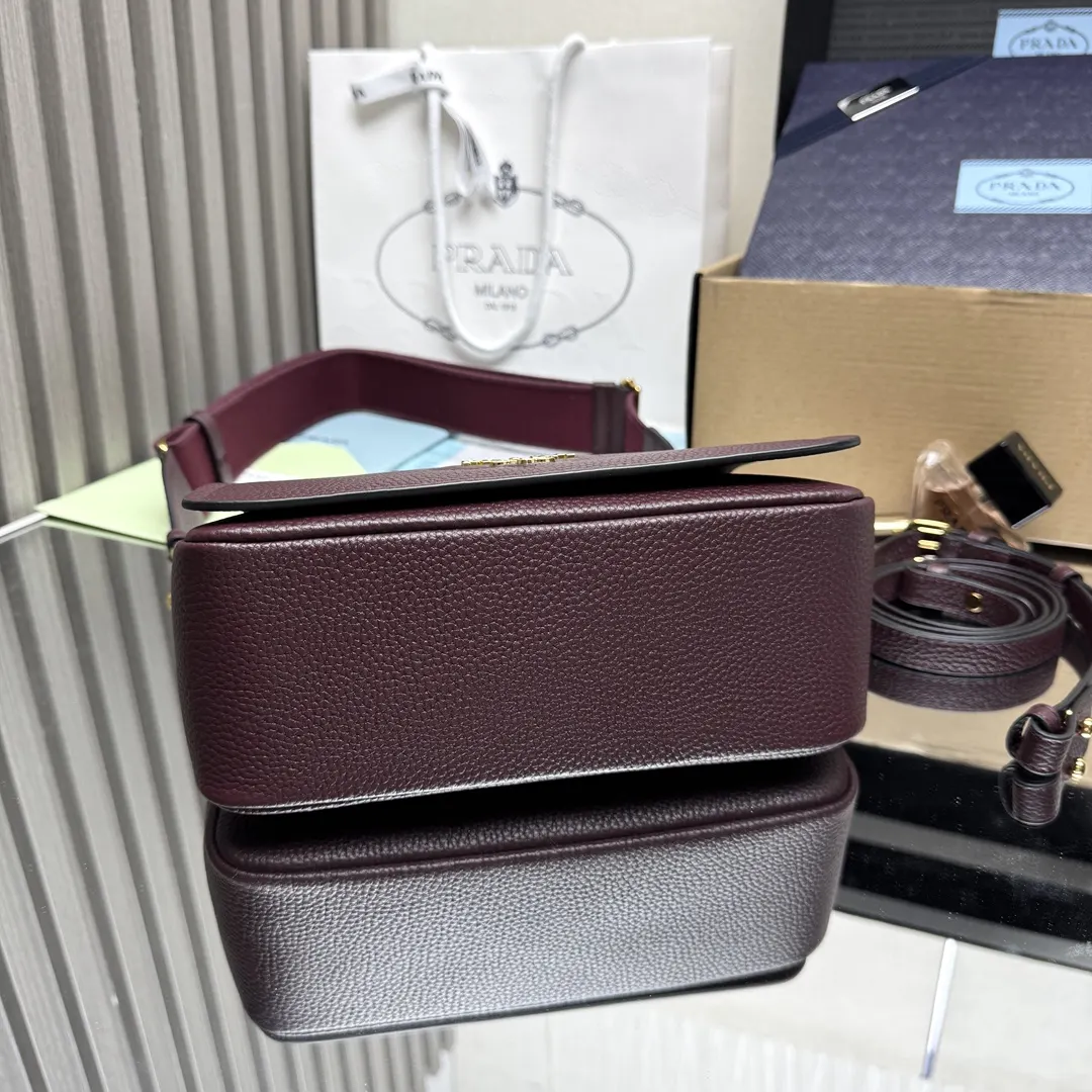 Prada 牛皮 字母 Logo 双肩背包 轻便实用