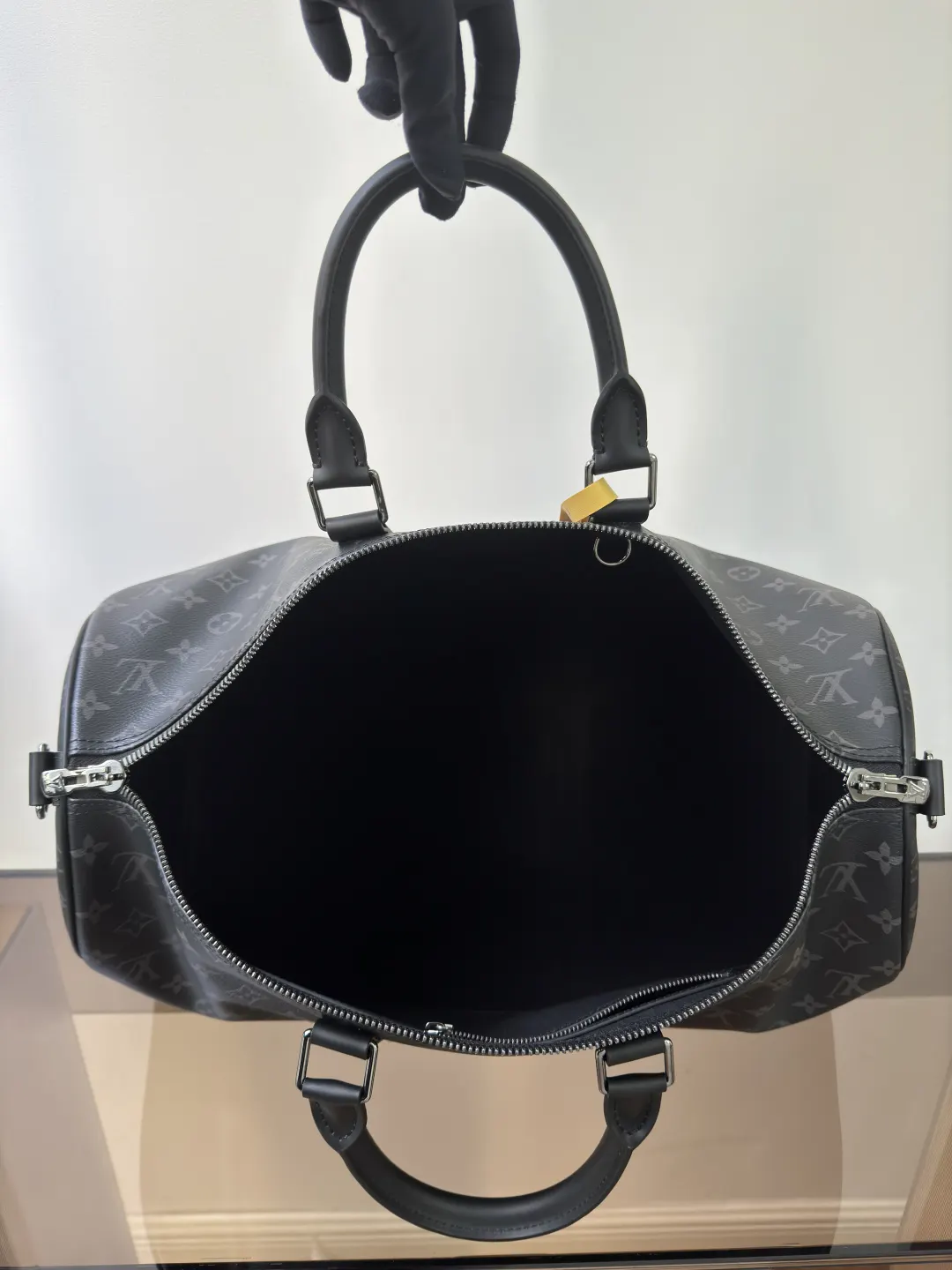 Fashion Item Travel Image 9 Fashion Item Travel Image 9