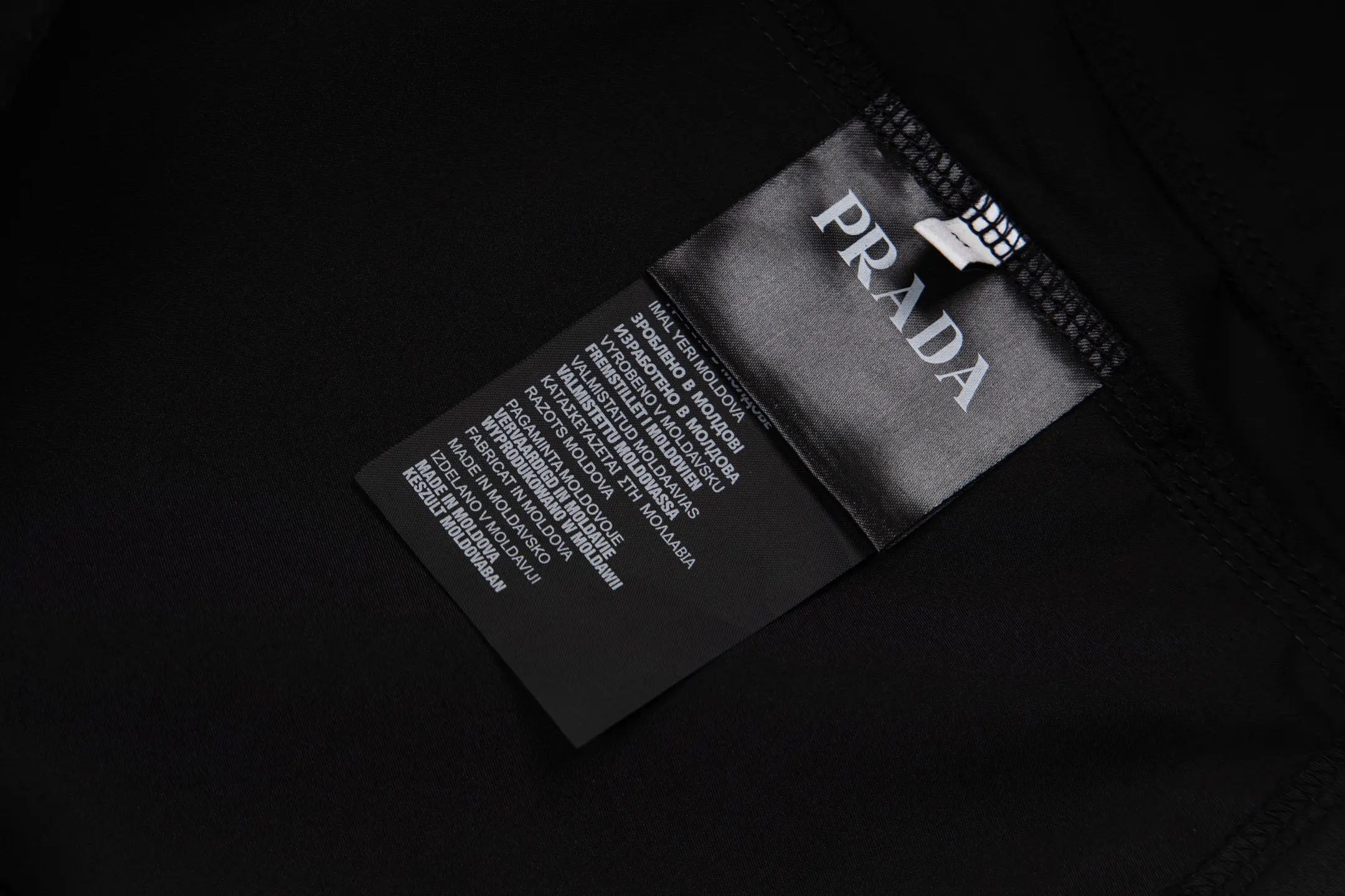 PRADA Re-Nylon尼龙 三角标 短裤 休闲宽松款