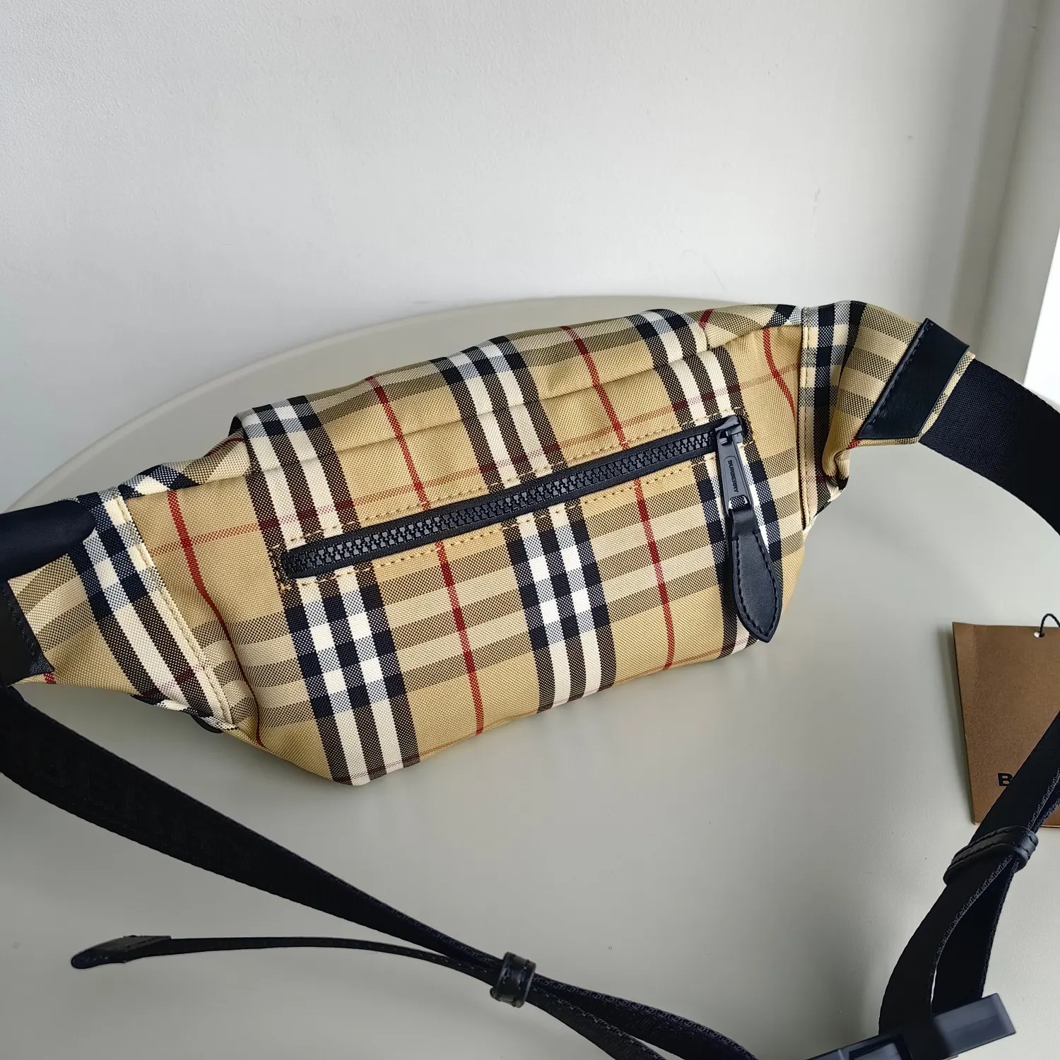 Burberry 設計借鉴九十 代街头风格 焕新装饰 格纹 融入 腰包 休閒腰包款