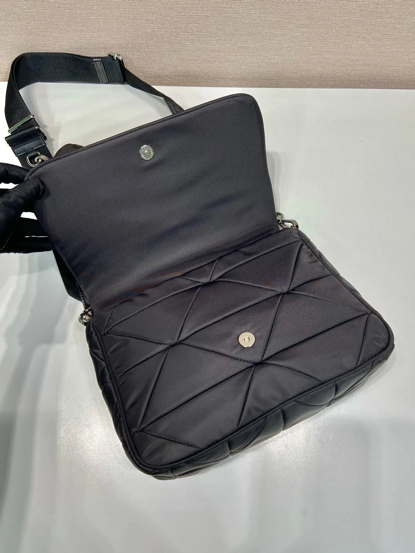 Prada Re-Nylon 钱包