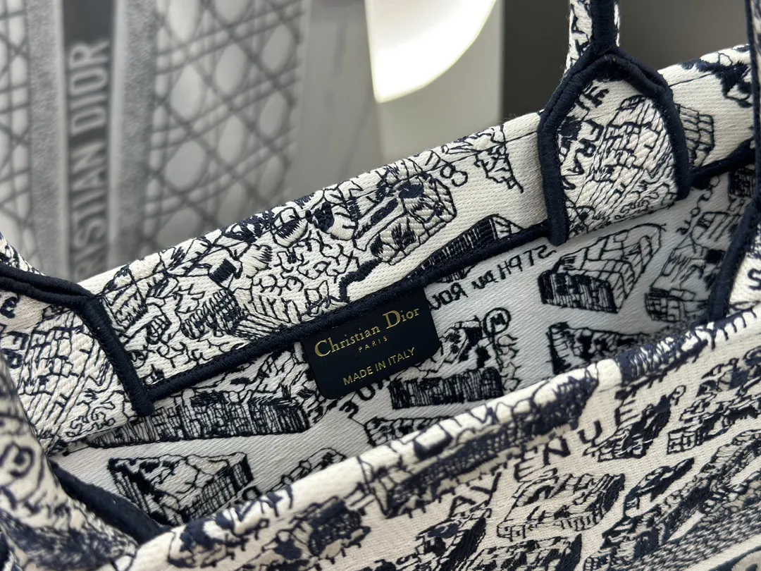 立体图案细腻的刺繡復古精致 将古典艺术与现代時尚巧 托特包 大容量托特款