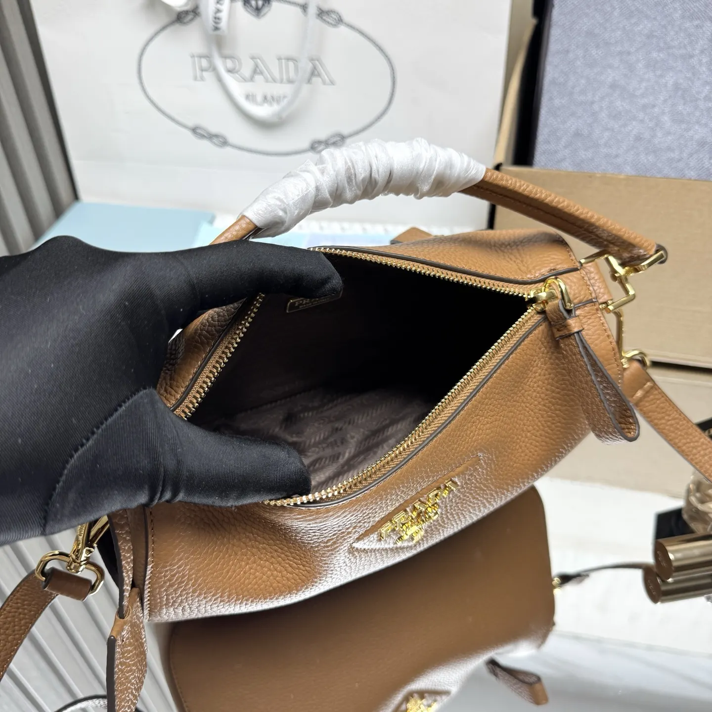 Prada 金色 皮革 斜挎包