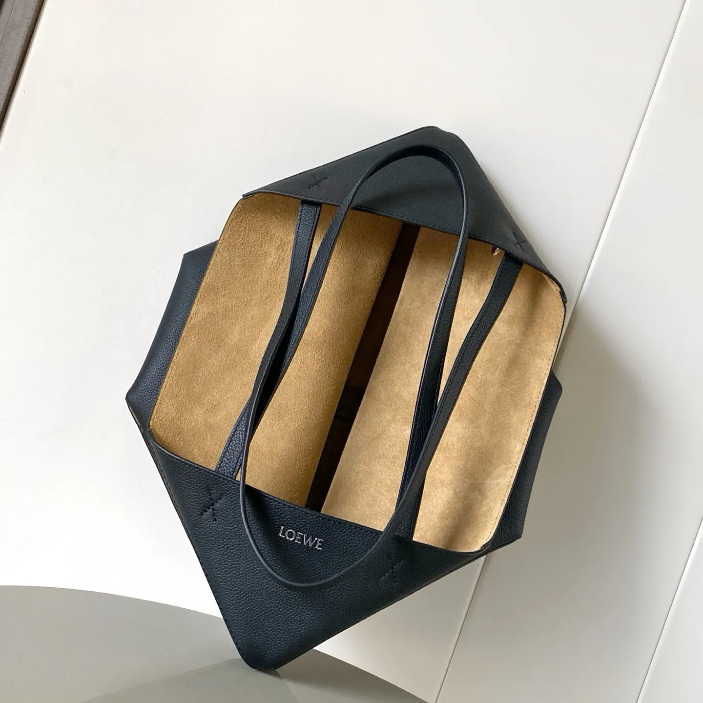 黑色 牛皮 中号柔软粒面牛皮革横版 zzle Fold 手 单肩包 日常单肩背款