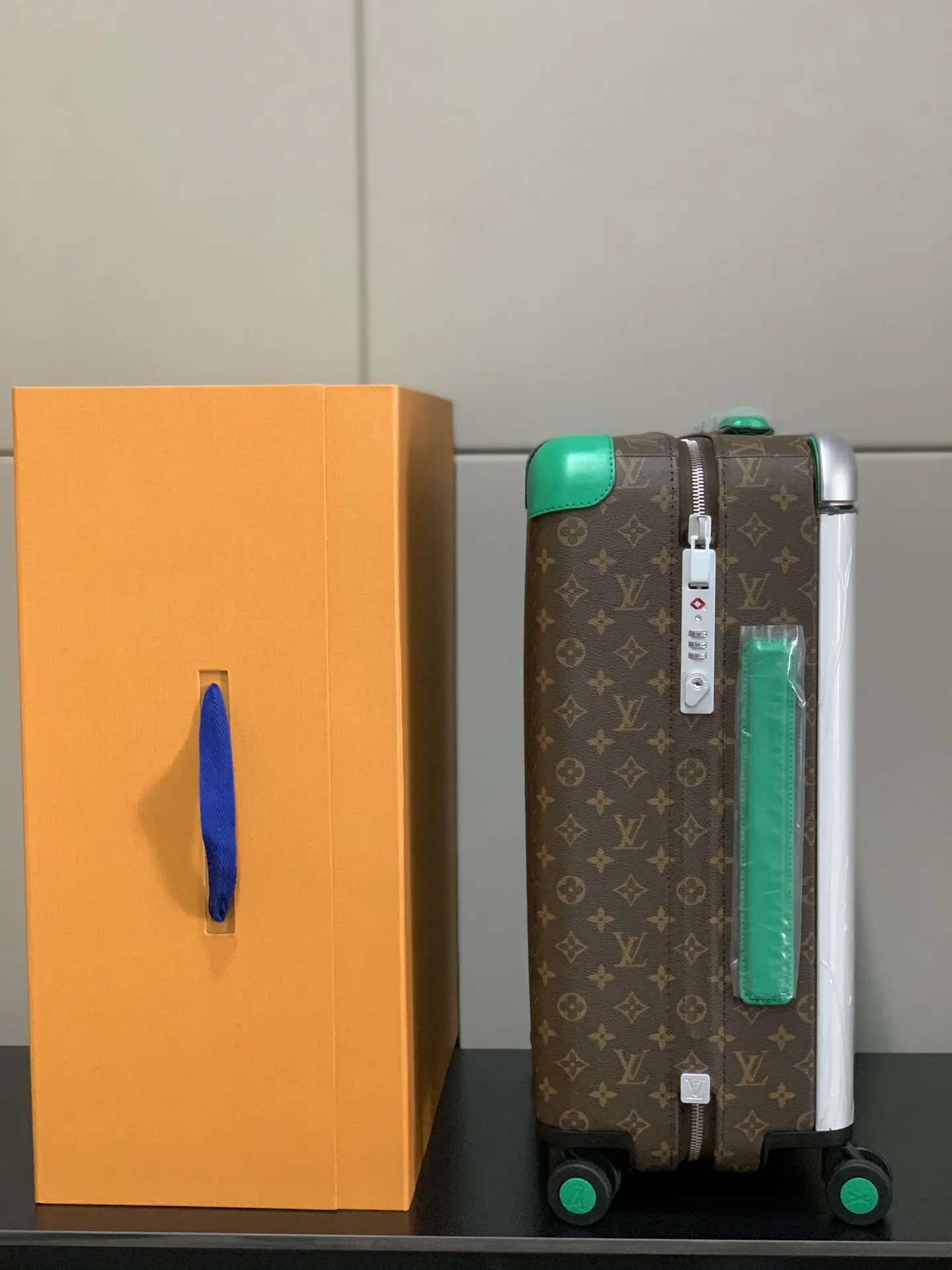 灰色 银色 拉杆真皮包裹 行李箱 旅行拉杆款 轻便出行款