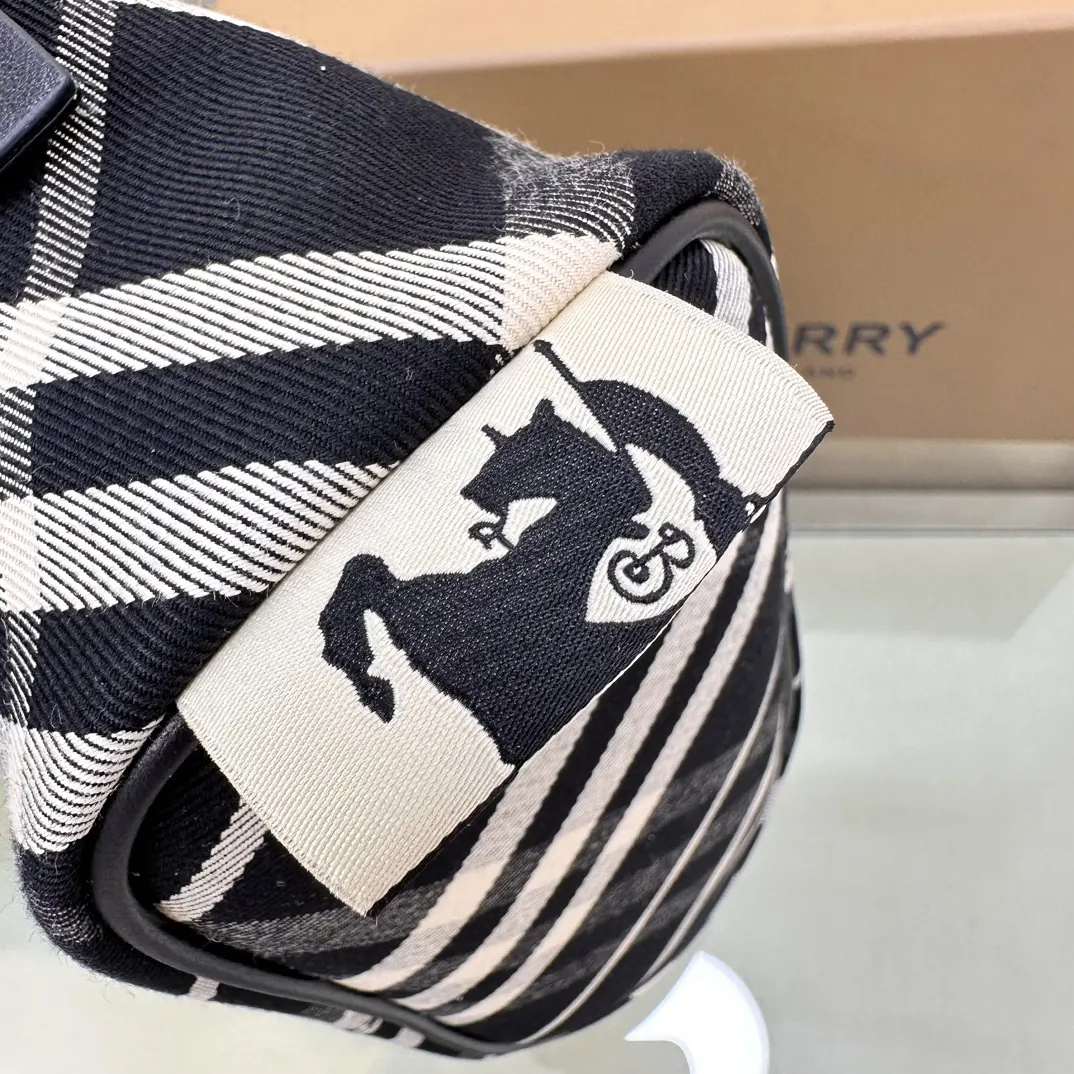 Burberry 提花 腋下包 复古腋下背款