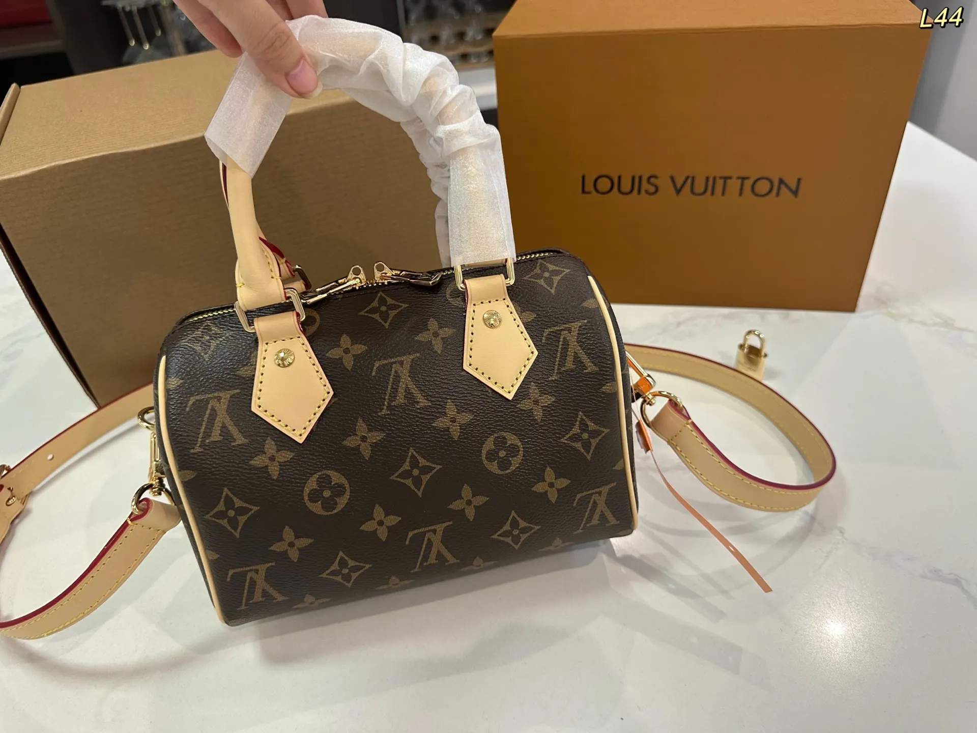 Louis Vuitton Gold Monogram Crossbody Bag Lightweight Leather Image 9 Louis Vuitton Gold Monogram Crossbody Bag Lightweight Leather Image 9
