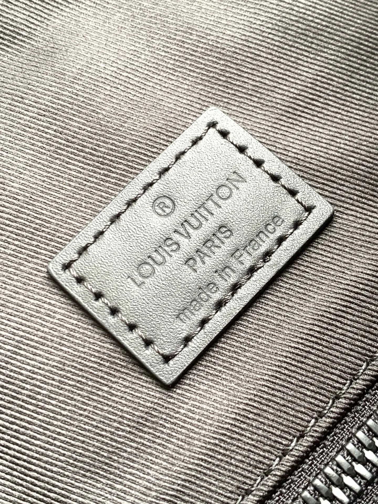 黑色 牛皮 抽绳和按扣封口安全守护随行物品 适中容量囊括外侧袋及 雙肩包 实用雙肩款