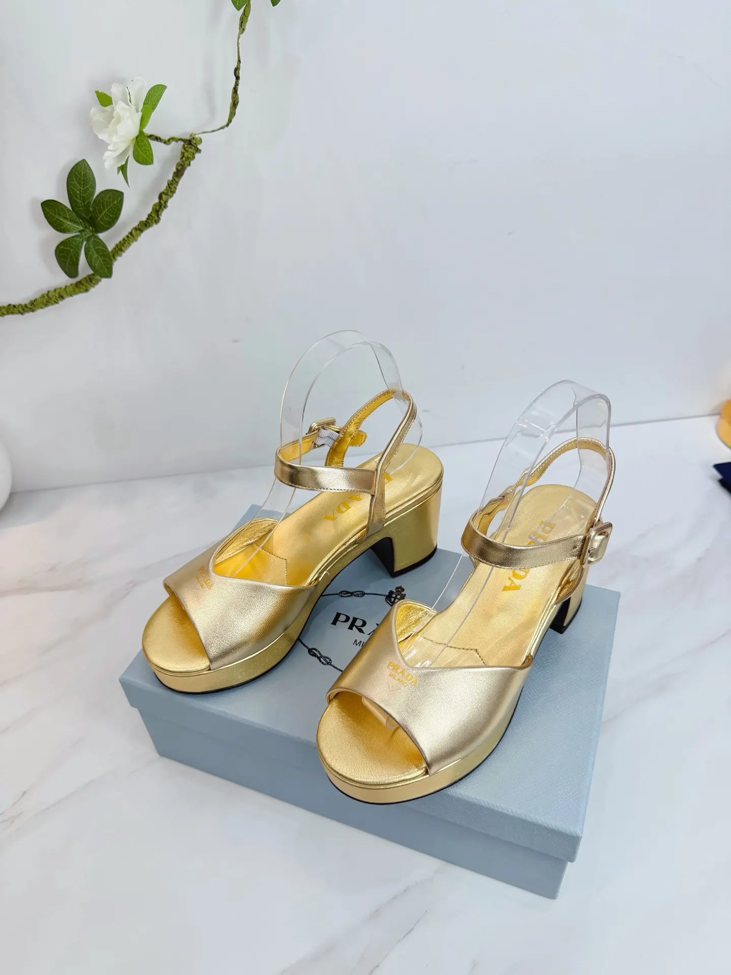 PRADA 羊皮 休闲鞋 舒适百搭款
