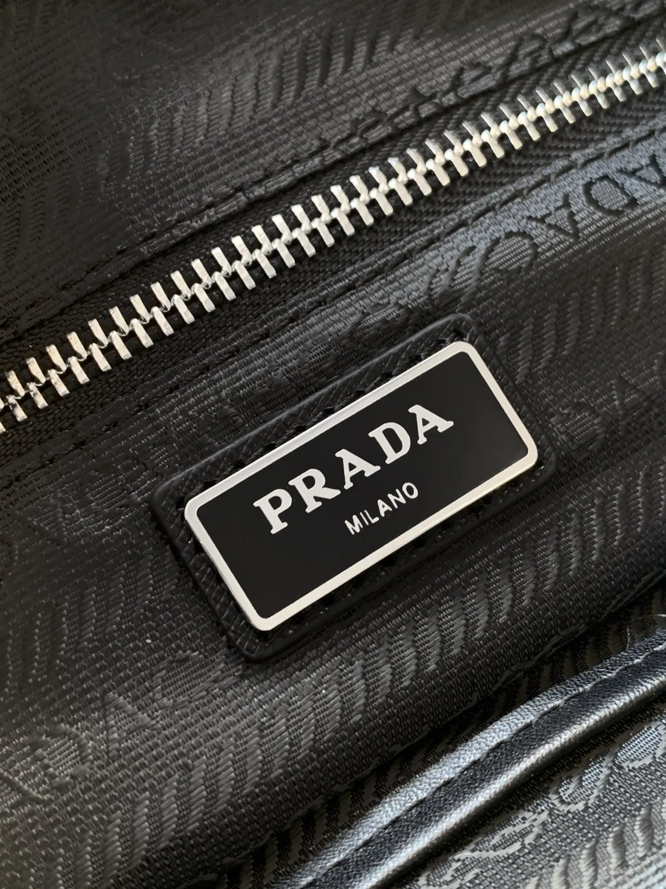 PRADA 黑色 Logo 斜挎包 日常通勤款