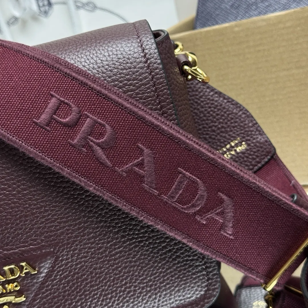 Prada 牛皮 字母 Logo 双肩背包 轻便实用