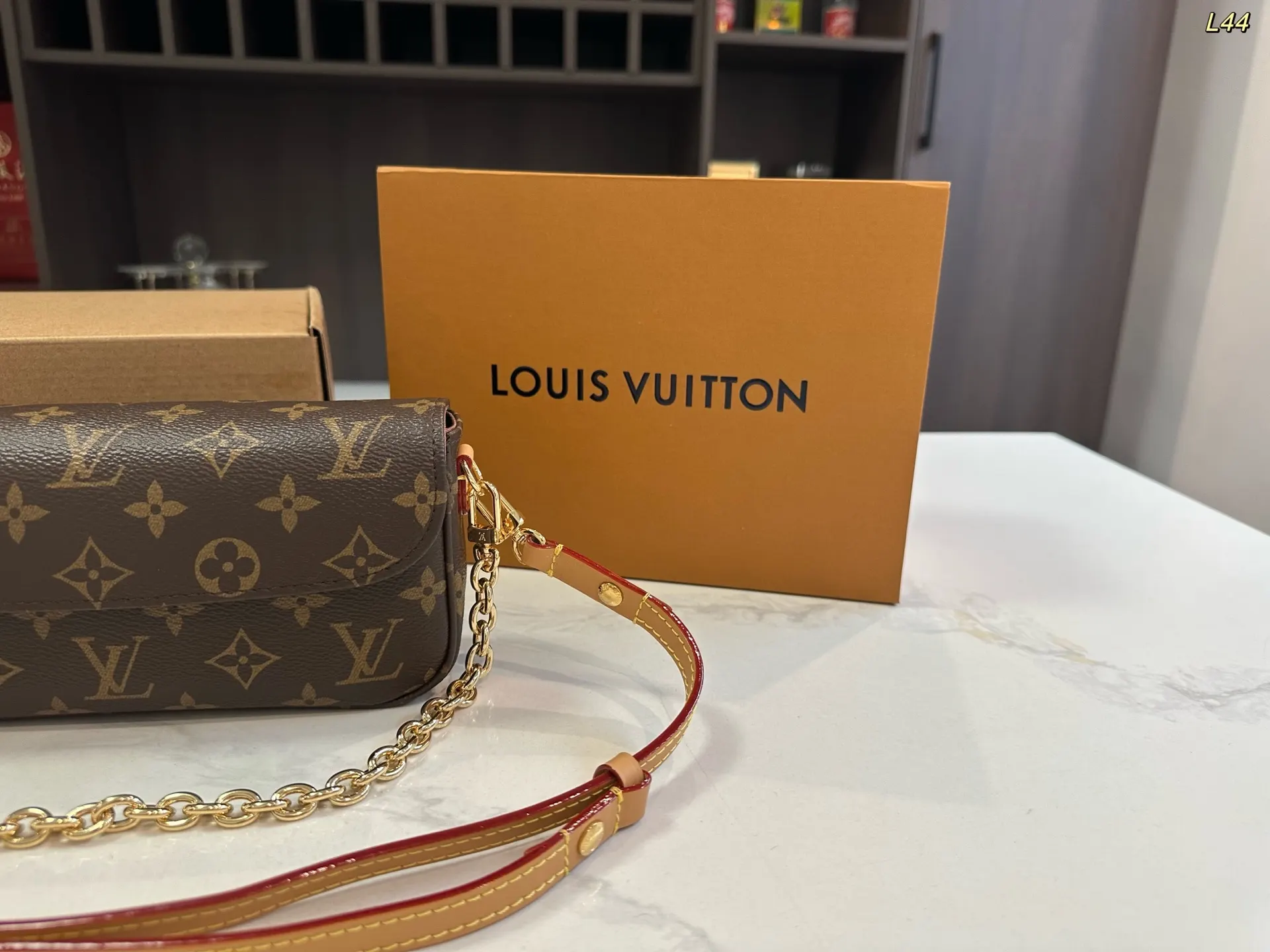 LV 钢五金 腋下包 复古腋下背款