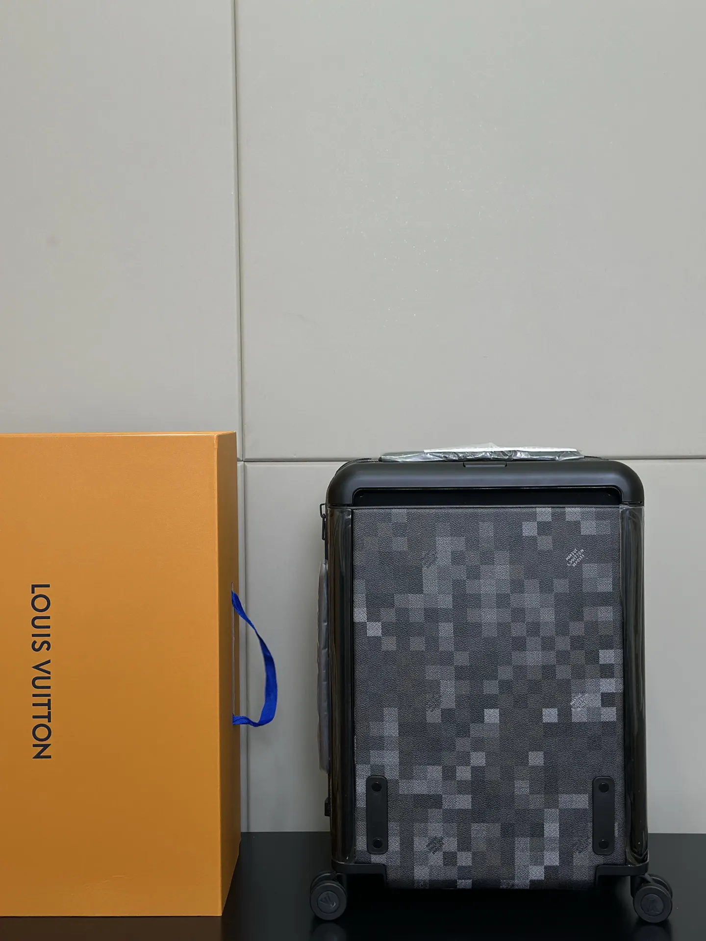 LV Horizon Black and Gray Rolling Luggage Image 9 LV Horizon Black and Gray Rolling Luggage Image 9