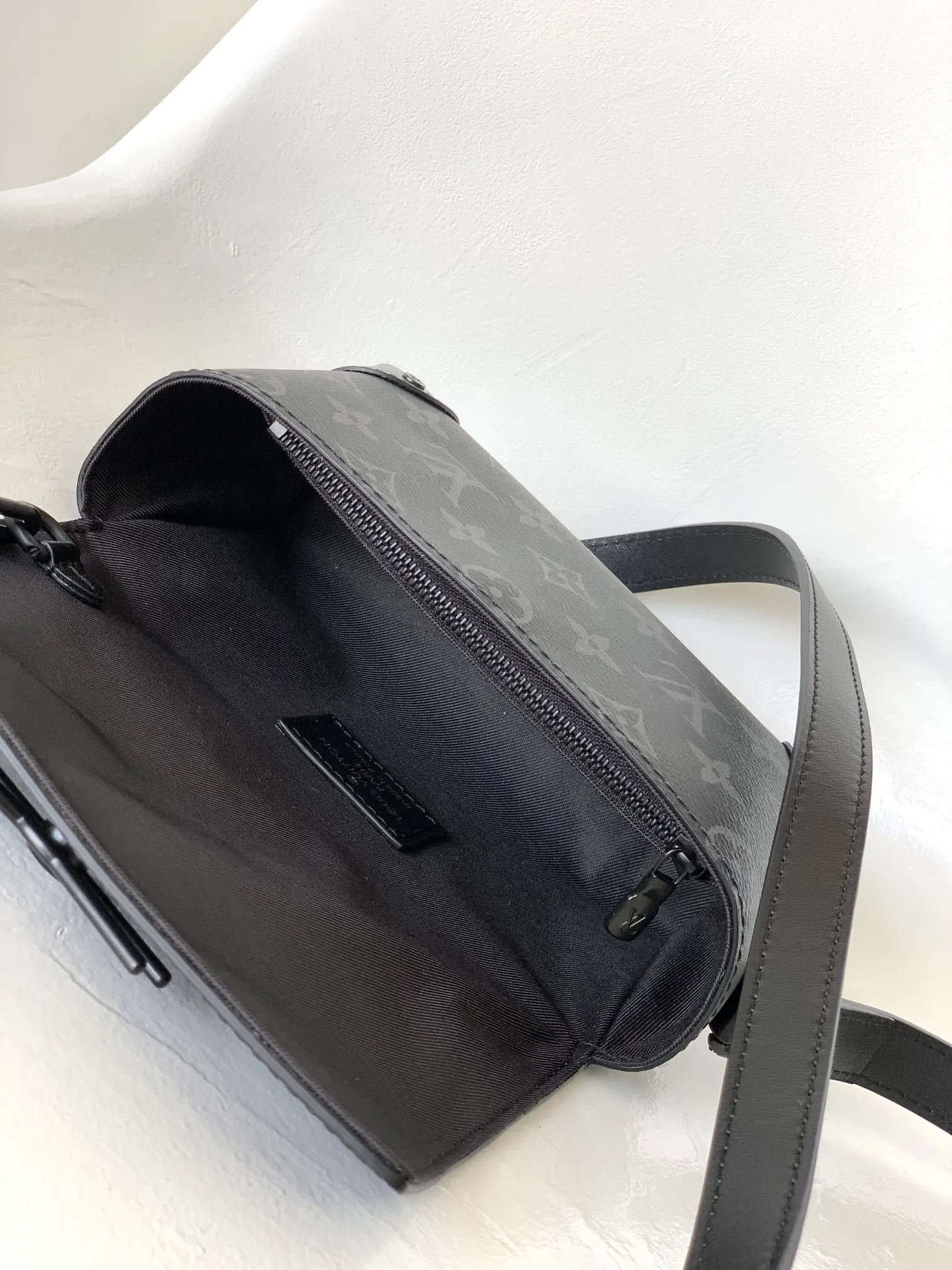 LV chain bag, shoulder crossbody model Image 8 LV chain bag, shoulder crossbody model Image 8