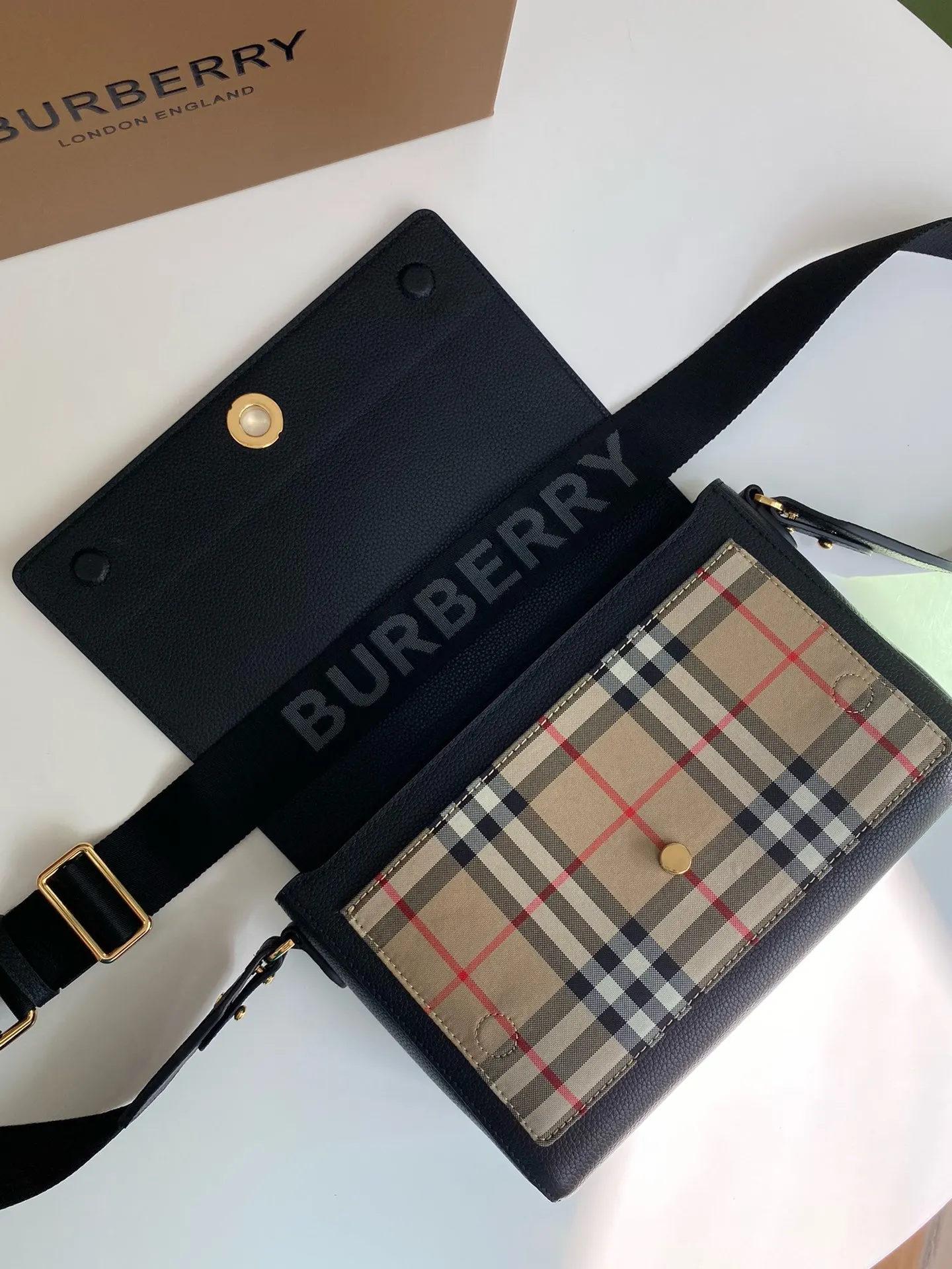皮革 搭 可拆式网纹背带 点缀品牌标志性条纹 雙肩包 实用雙肩款