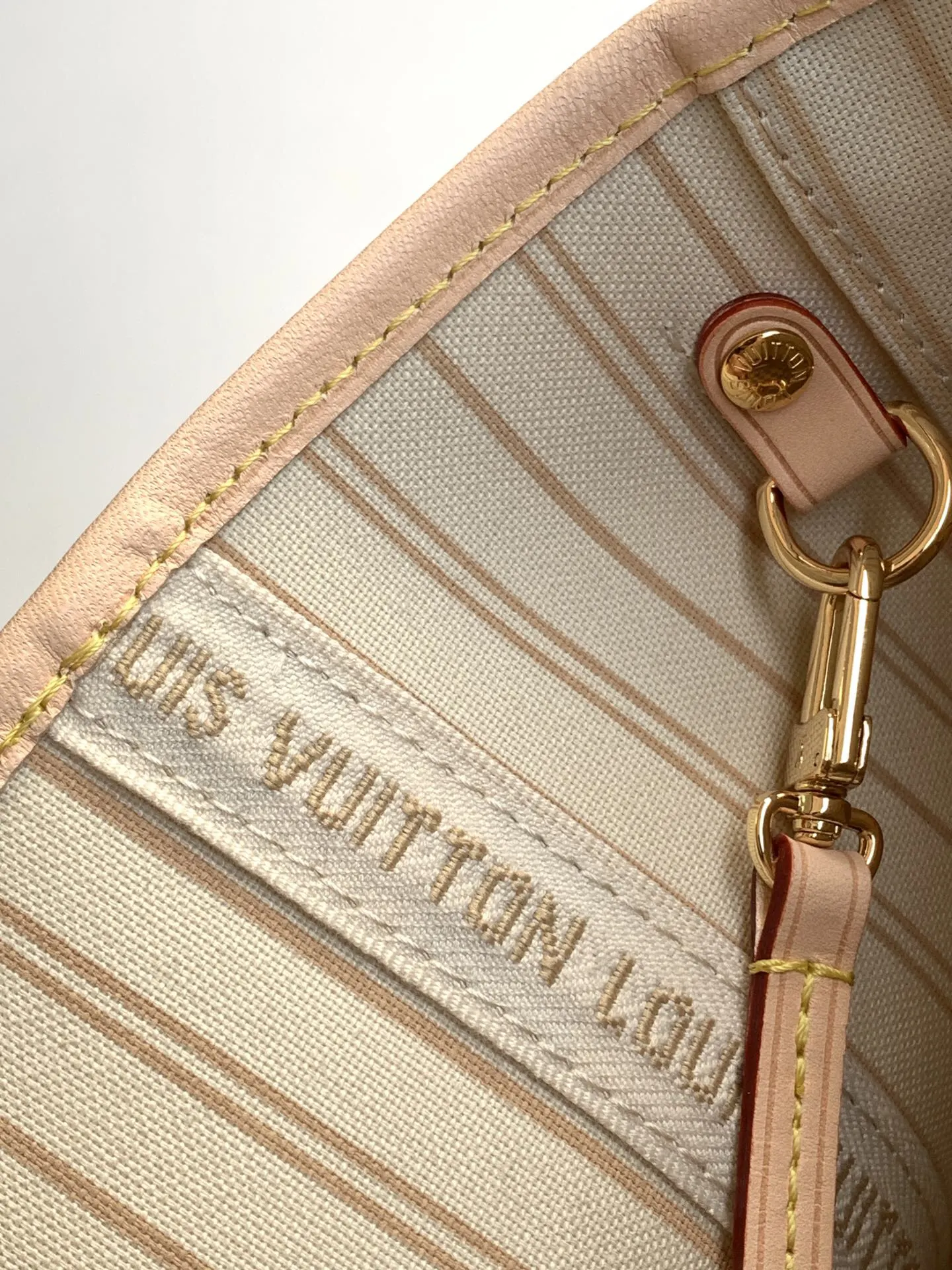 LV Neverfull 金色 牛皮 手拿包 精致手拿款(數字9) LV Neverfull 金色 牛皮 手拿包 精致手拿款(數字9)
