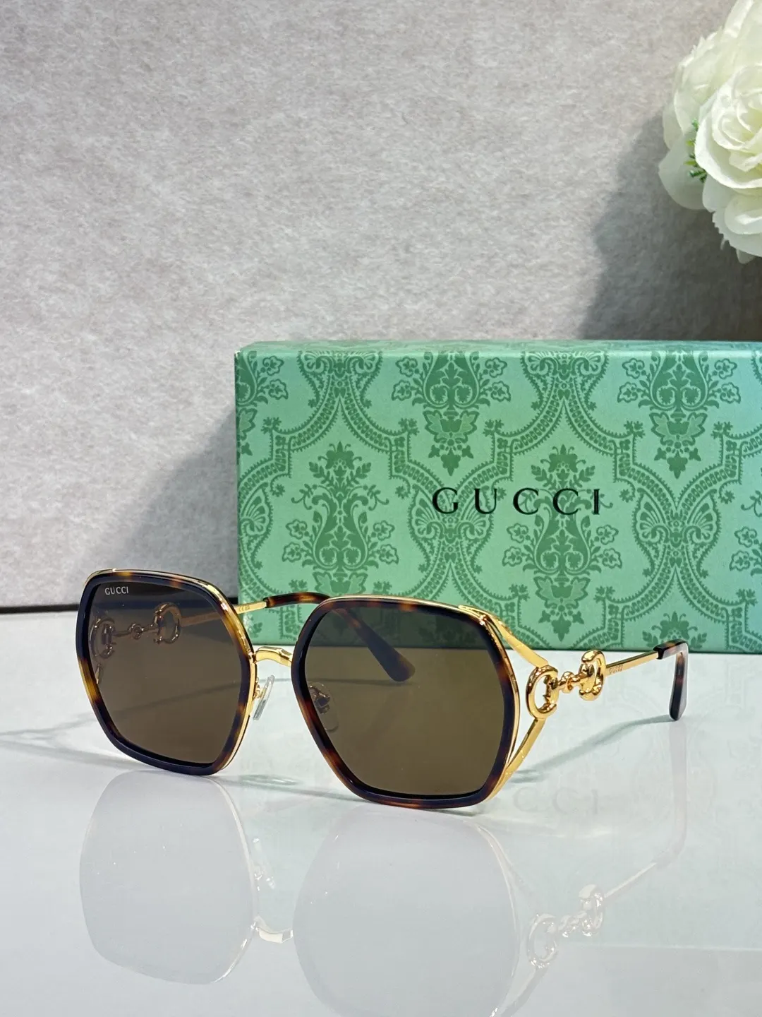 Gucci 红色 太阳镜