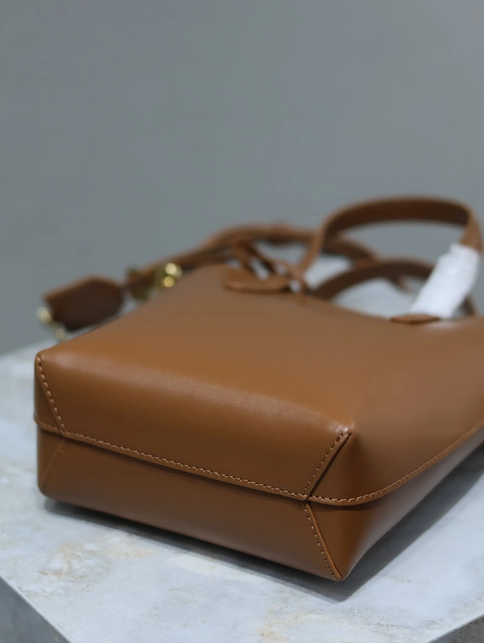 YSL 牛皮 包内无多余隔层 可以更加个性化的收納物品 托特包 大容量托特款