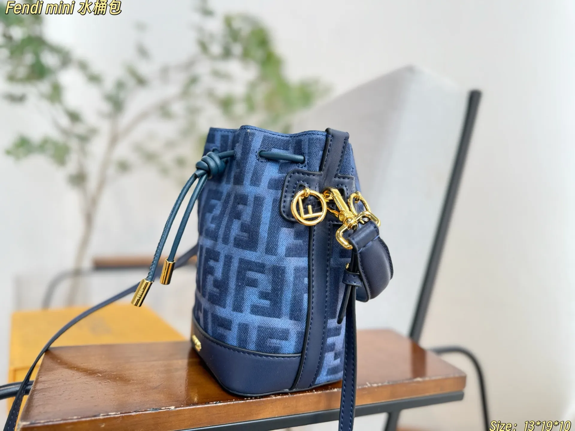 Fendi 一长一短两条可拆卸肩带 可單肩背或斜挎 水桶包 休閒水桶款