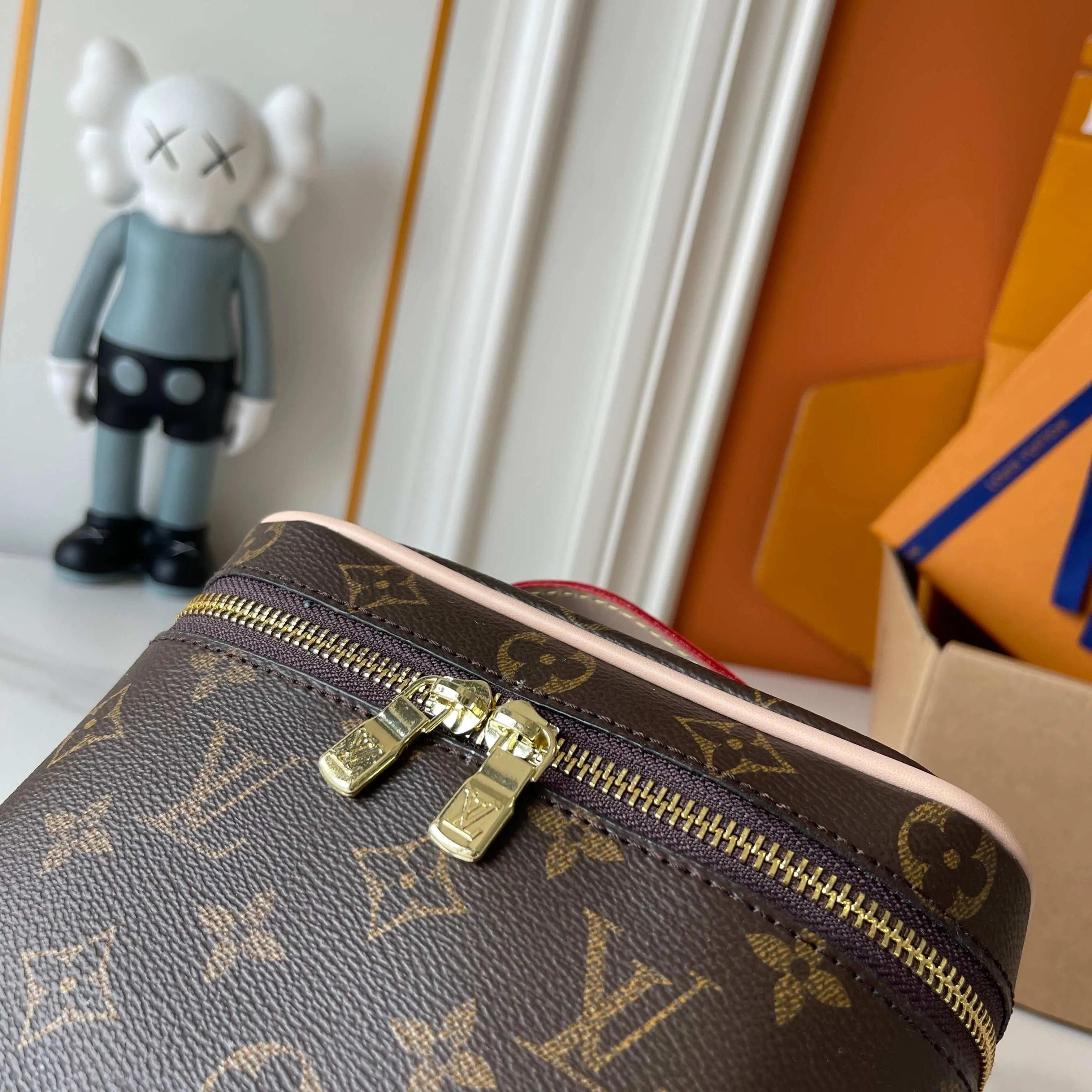 LV 牛皮 化妝包 便携收納款
