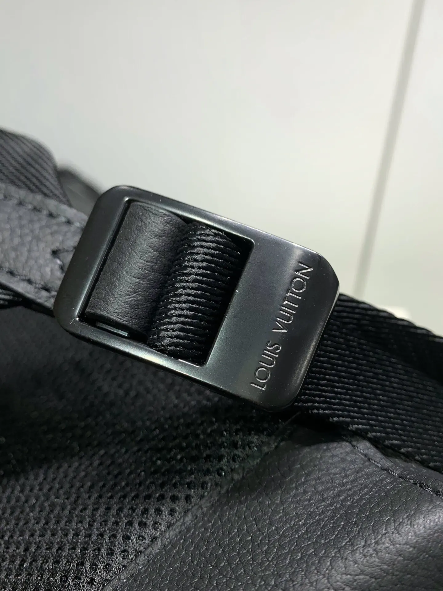 小牛皮 钢五金 這款Fastline背囊採用蠟 手提包 通勤手提款