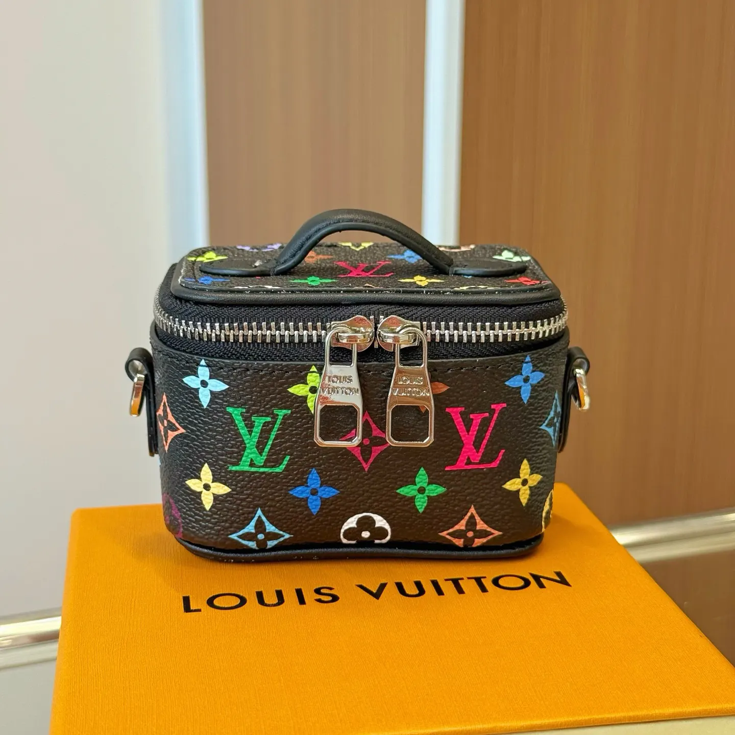 LV 帆布 色 供应 迷你microvanity 鏈條包 精致鏈條款