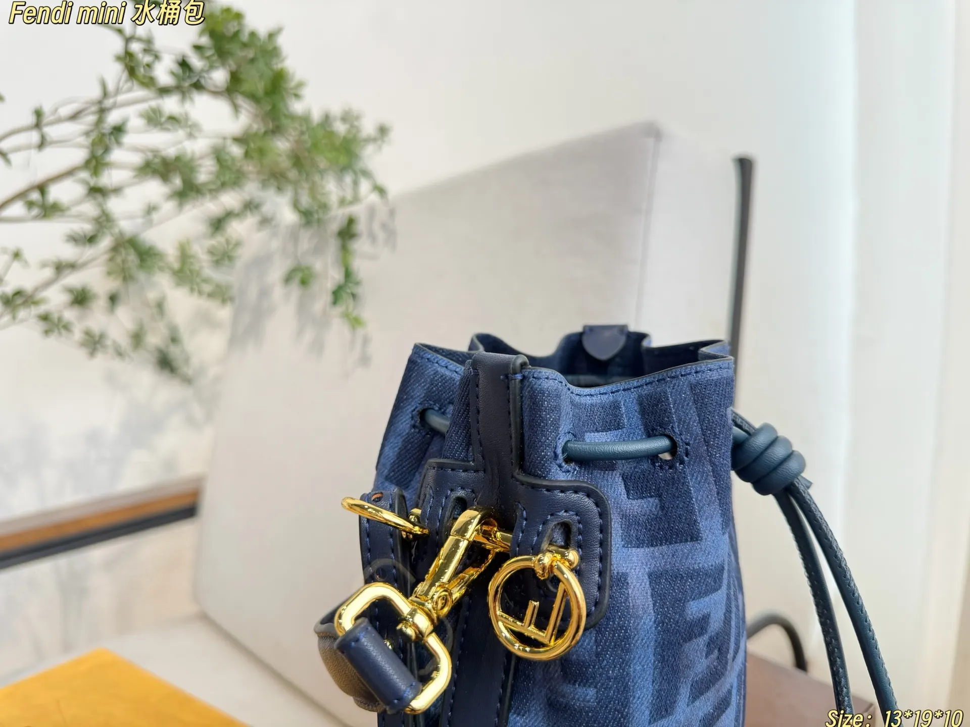 Fendi 一长一短两条可拆卸肩带 可單肩背或斜挎 水桶包 休閒水桶款(數字9) Fendi 一长一短两条可拆卸肩带 可單肩背或斜挎 水桶包 休閒水桶款(數字9)