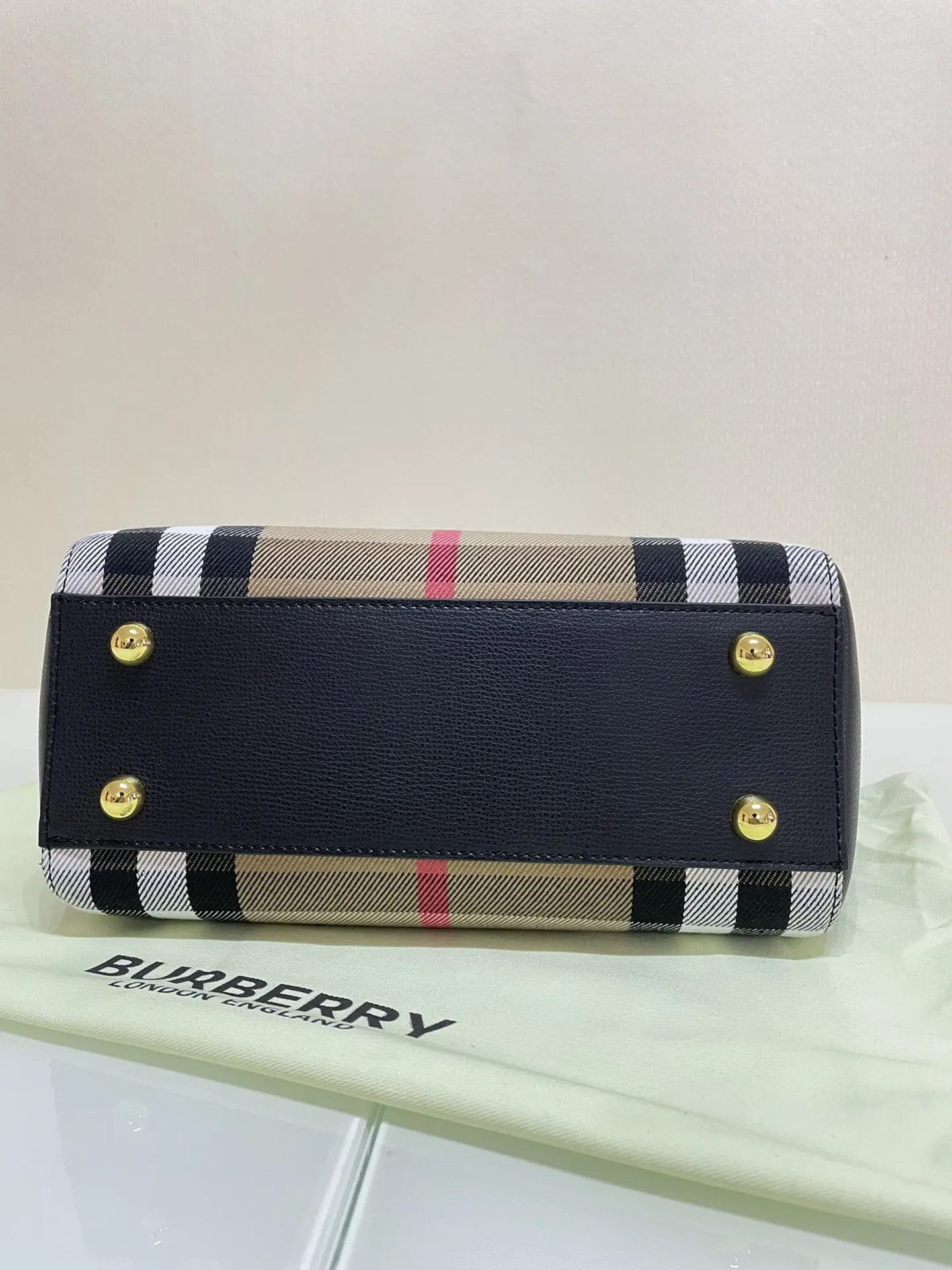 Burberry 皮革 巴宝莉精致的粒面皮革托特包 搭 House 大容量托特款