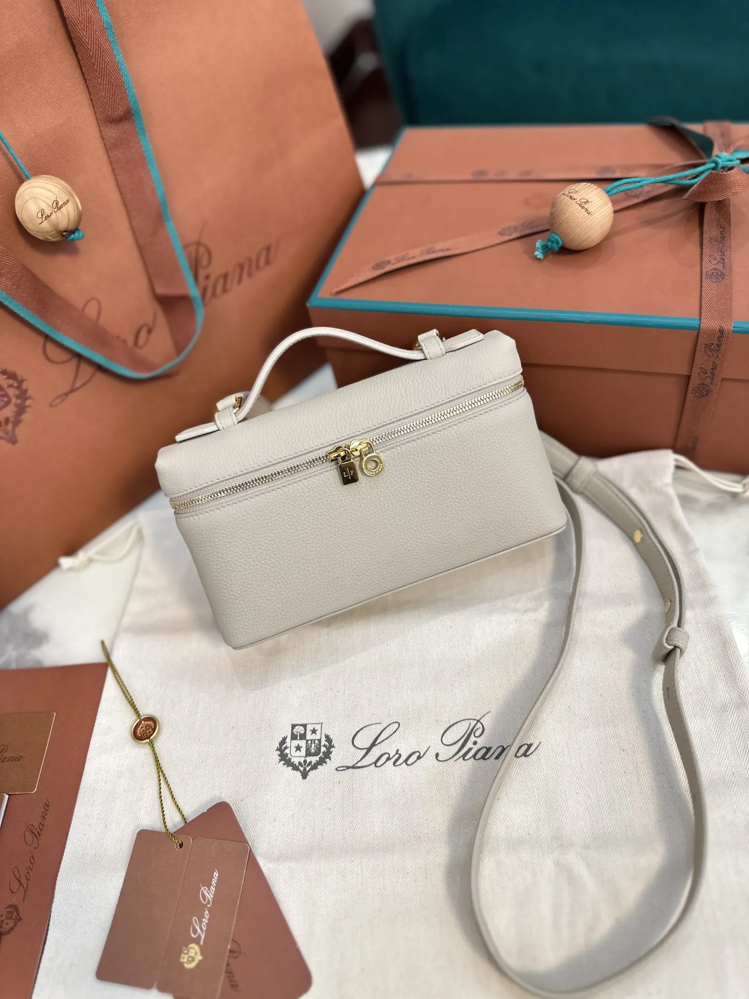 灰色 小牛皮 Loro Piana Extra Poket 手拿包 精致手拿款