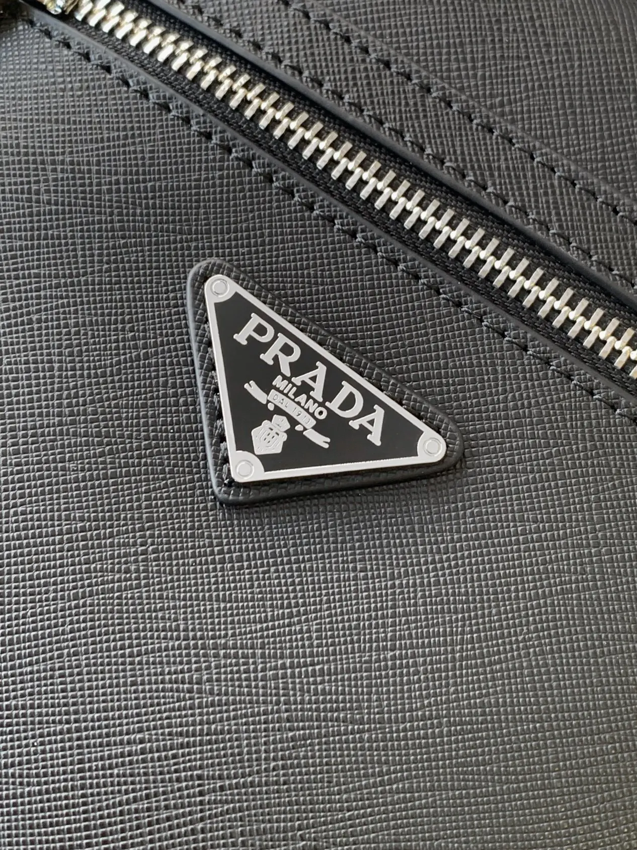 PRADA 黑色 Logo 斜挎包 日常通勤款