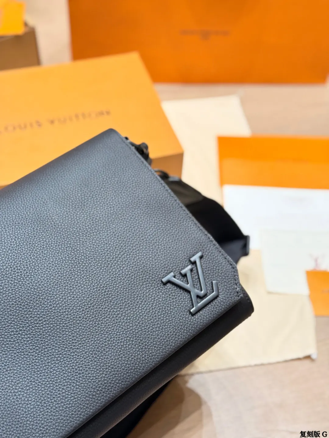 LV 黑色 小牛皮 版 牛皮 黑色牛皮邮差包​​ 黑色牛皮邮差包 斜挎包 轻便斜挎款