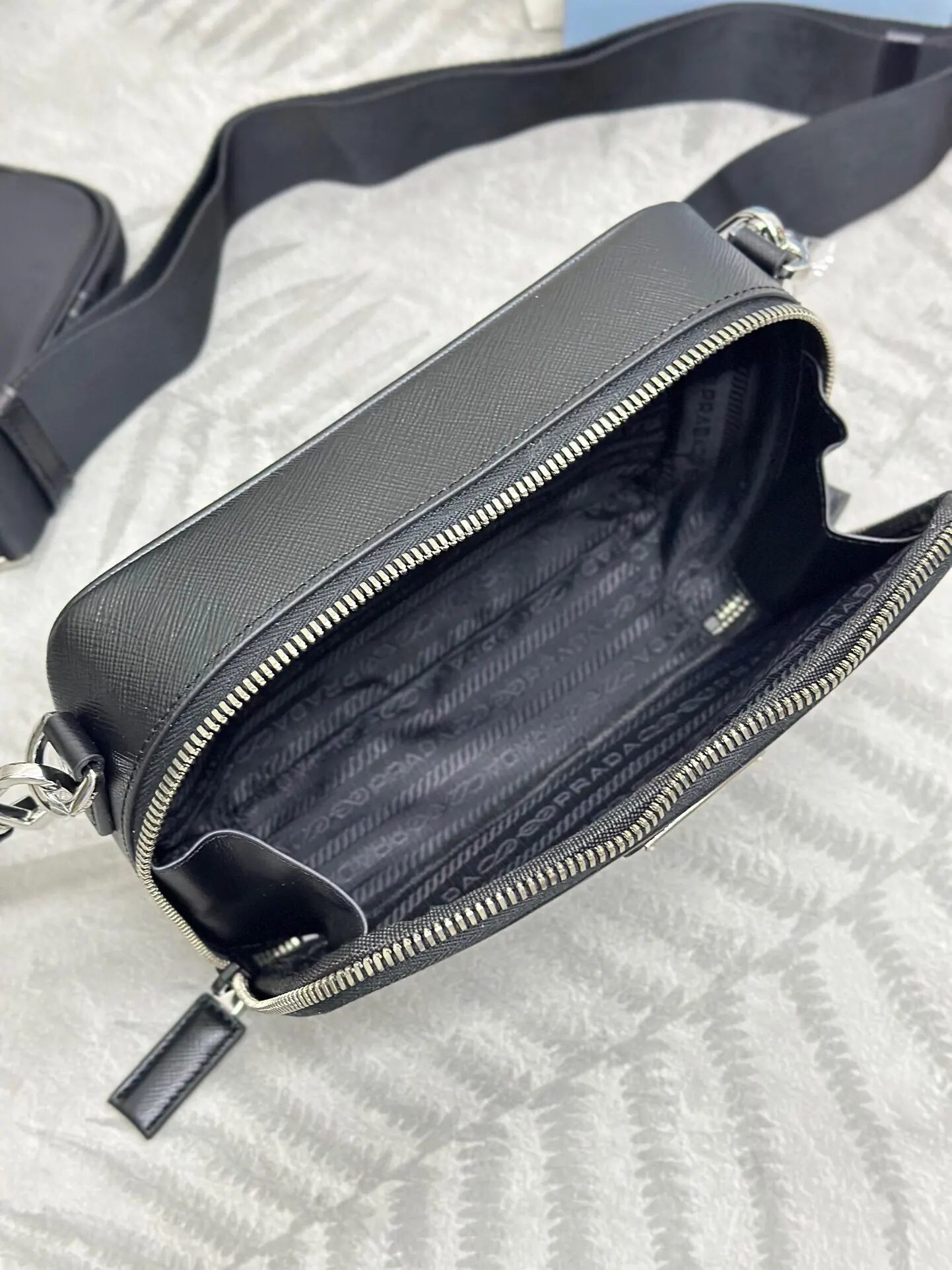 Prada Re-Nylon 2VH070 皮革 Saffiano 十字纹 斜挎包