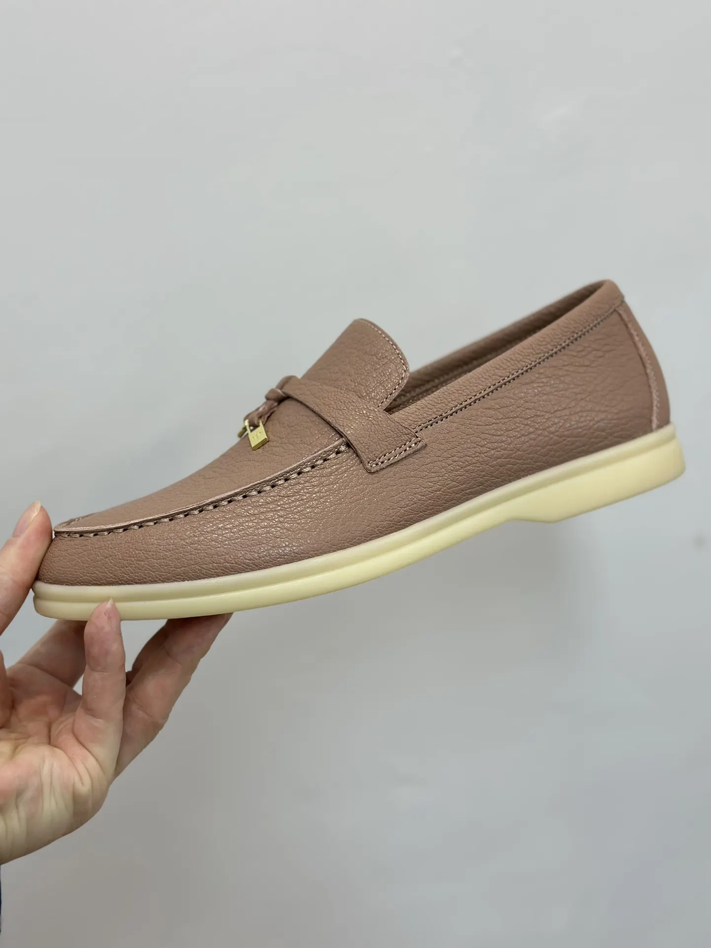 Loro Piana 拖鞋 轻便舒適款(數字4) Loro Piana 拖鞋 轻便舒適款(數字4)