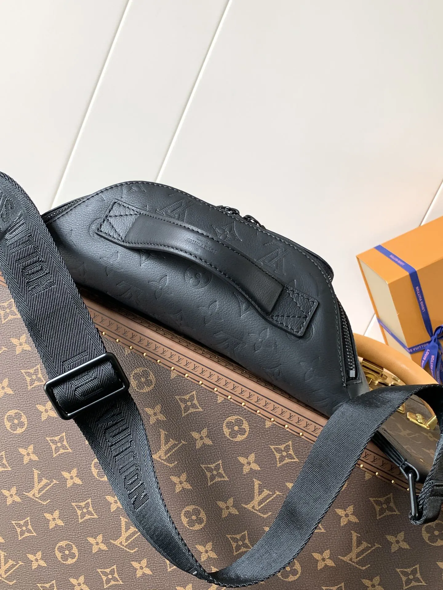 黑色 牛皮 贴身构型方便取放主隔层物品 可调节背带实现系腰 肩背 腰包 休闲腰包款