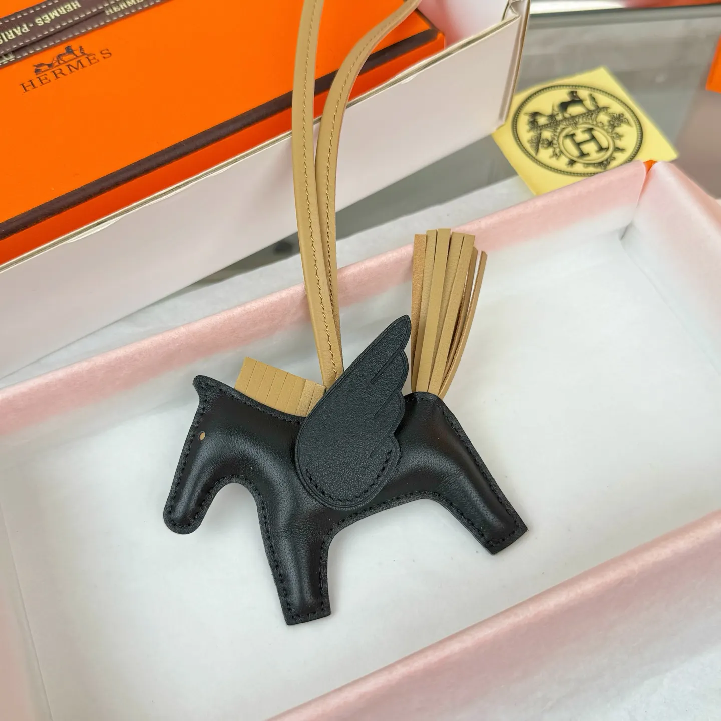 Hermès 小羊皮 挂件 精致配飾 吊墜(數字6) Hermès 小羊皮 挂件 精致配飾 吊墜(數字6)