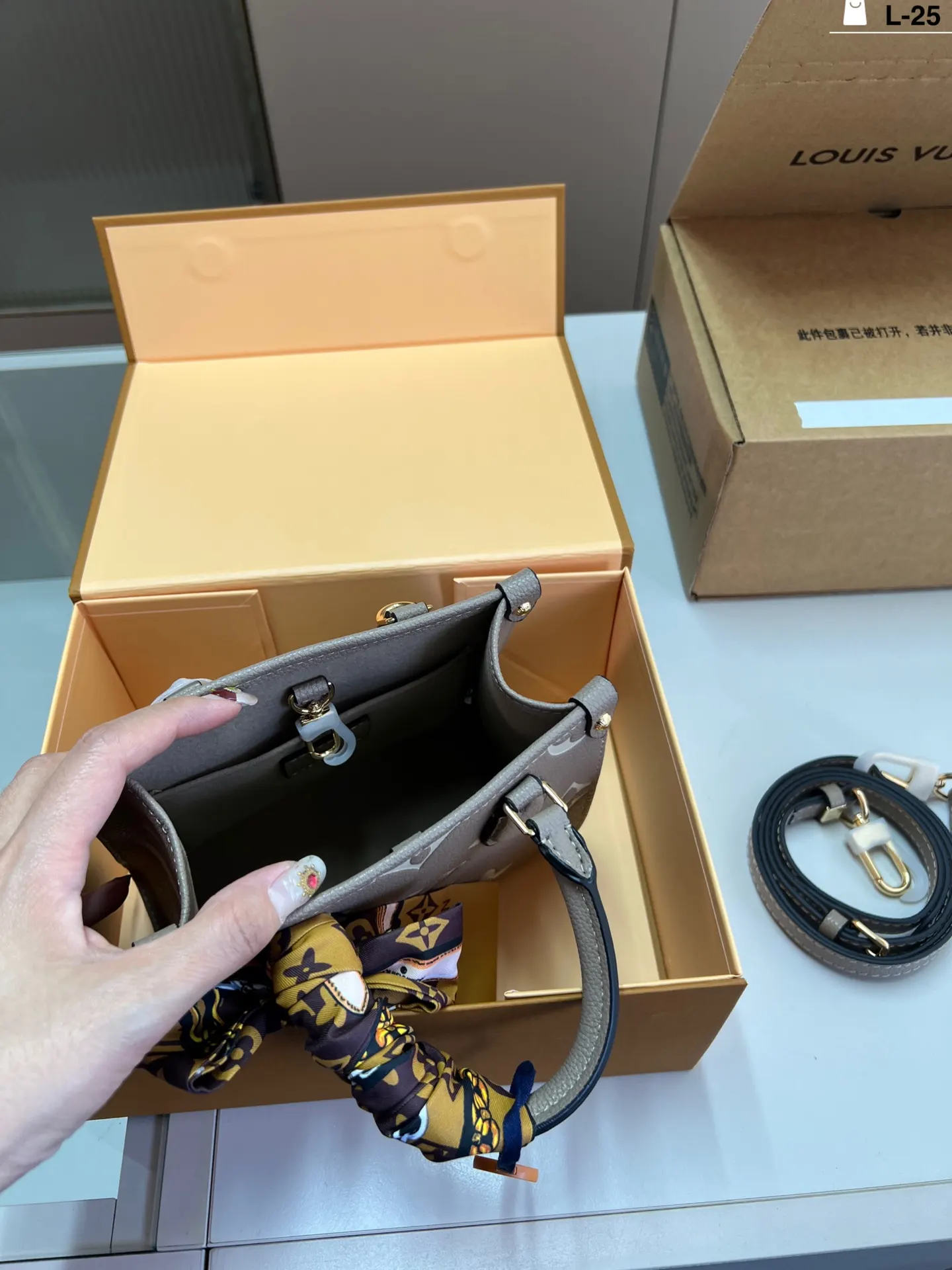 LV 丛林托特包 奢华与經典的大象灰托特 包型方正挺括 非 大容量托特款