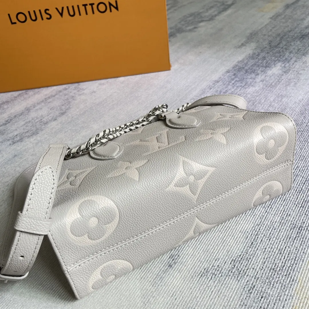 LV 牛皮 内外隔层可有序收納日常所需 紧凑构型方便以多种方式背 鏈條包 精致鏈條款