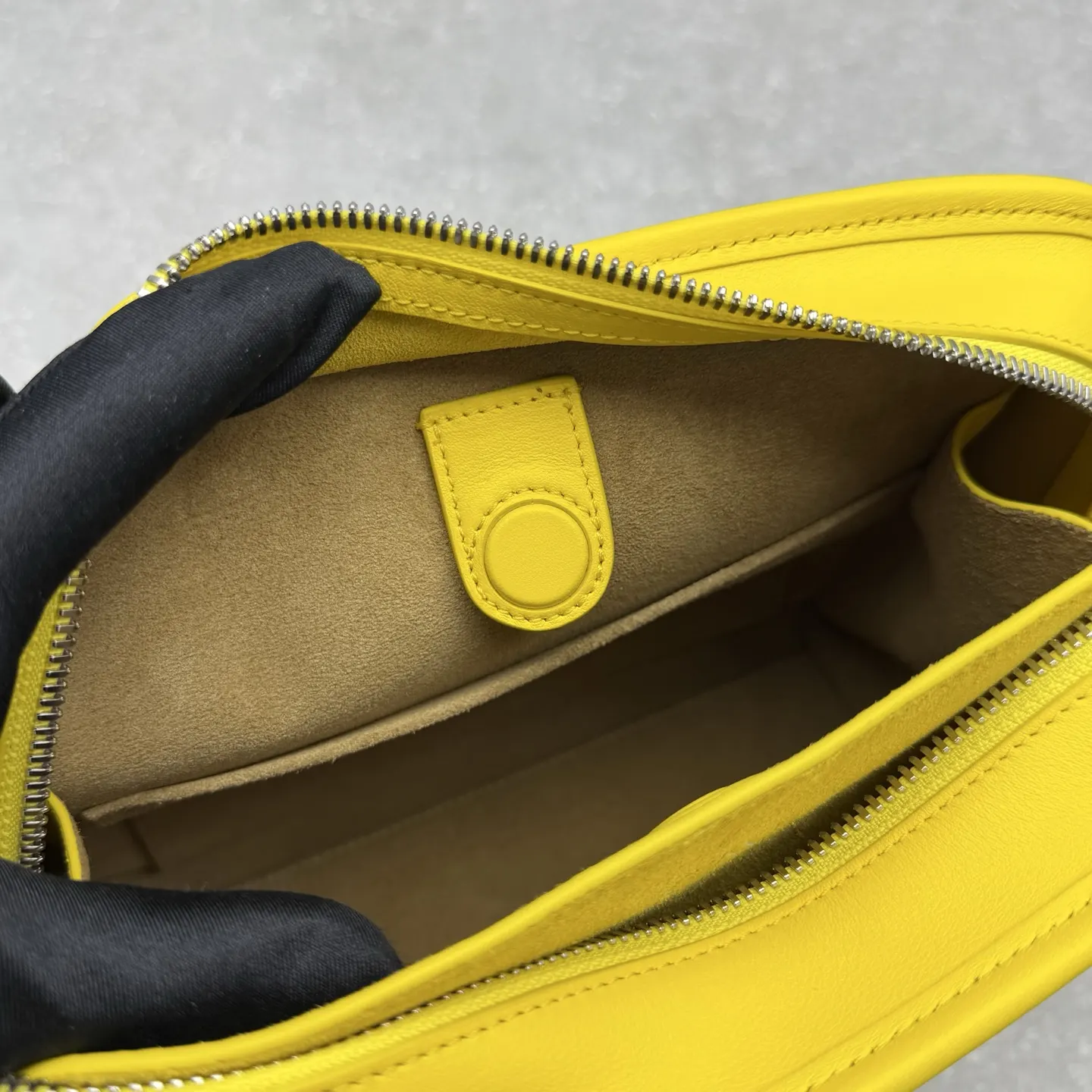 Loewe 黄色 皮革 斜挎包 轻便斜挎款