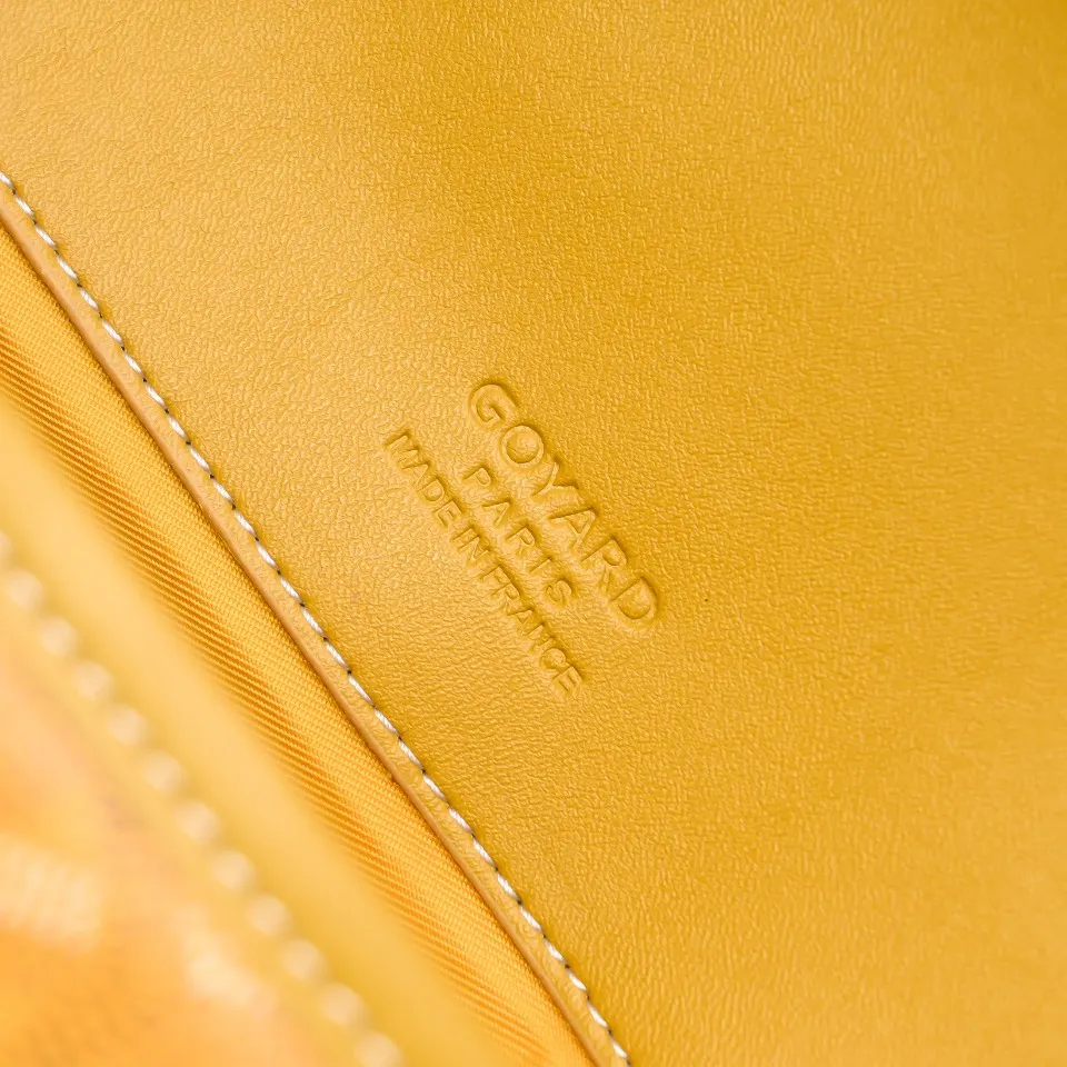 Goyard 黄色 皮质镶边以线条的方式凸显出包身轮廓 翻盖的皮质内衬亦 收纳包 旅行收纳款