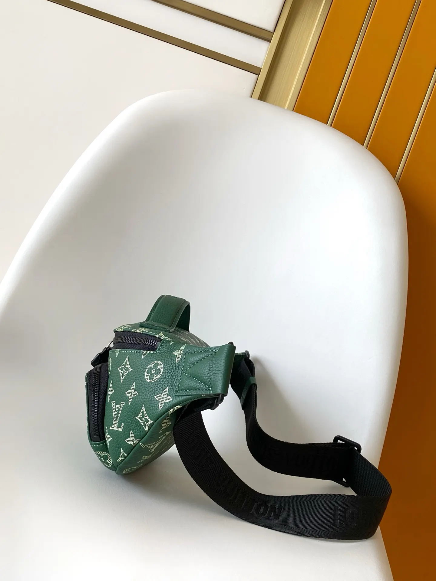 黑色 藍色 牛皮 贴身构型方便取放主隔层物品 可调节背带实现系腰 肩背 腰包 休閒腰包款