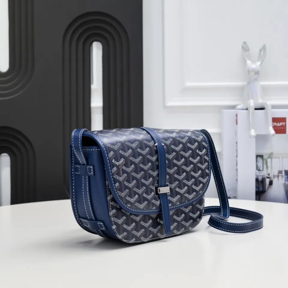Goyard 皮质镶边以线条的方式凸显出包身轮廓 翻盖的皮质内衬亦 收纳包 旅行收纳款