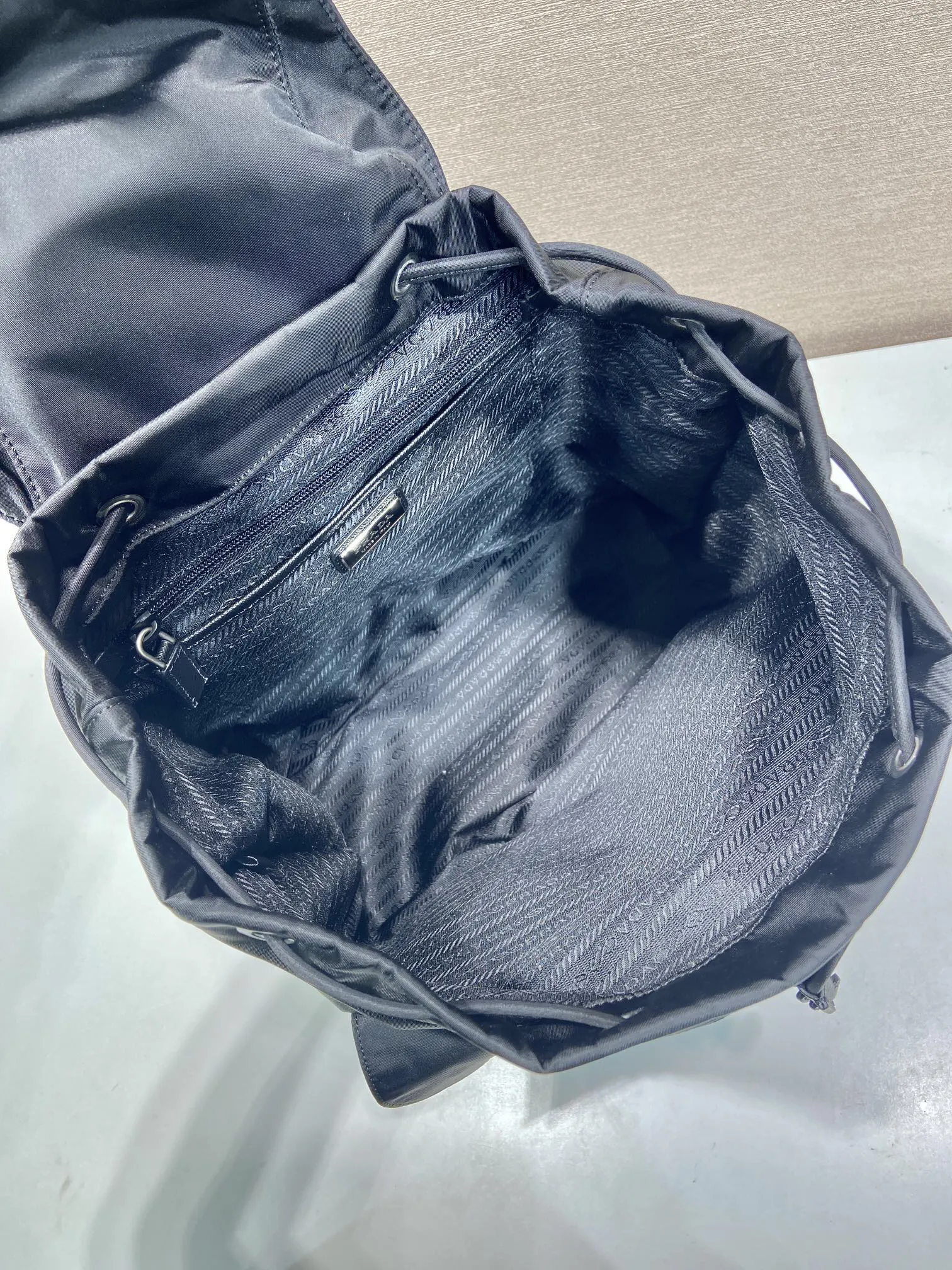 尼龍 一条可拆卸的亮面肩带 一包两用 不同场合可交换使 雙肩包 实用雙肩款