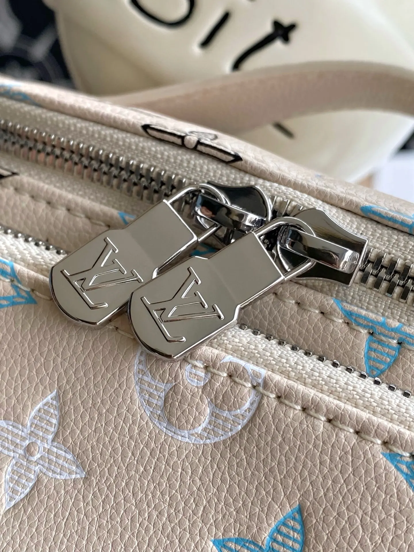 LV 牛皮 束带拥有细腻织纹和撞色标识 方便系在腰部 肩背或斜挎 腰包 休閒腰包款