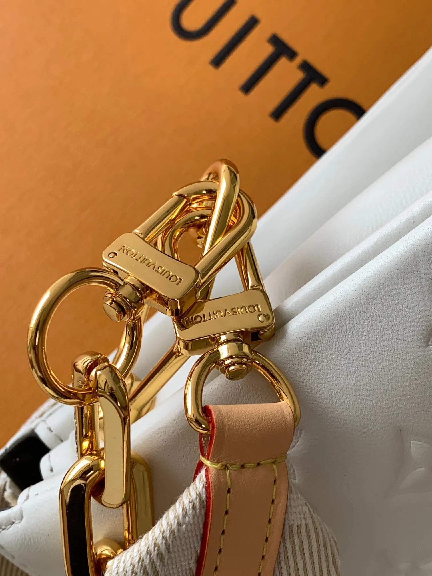 LV white, chain bag, shoulder crossbody model Image 7 LV white, chain bag, shoulder crossbody model Image 7