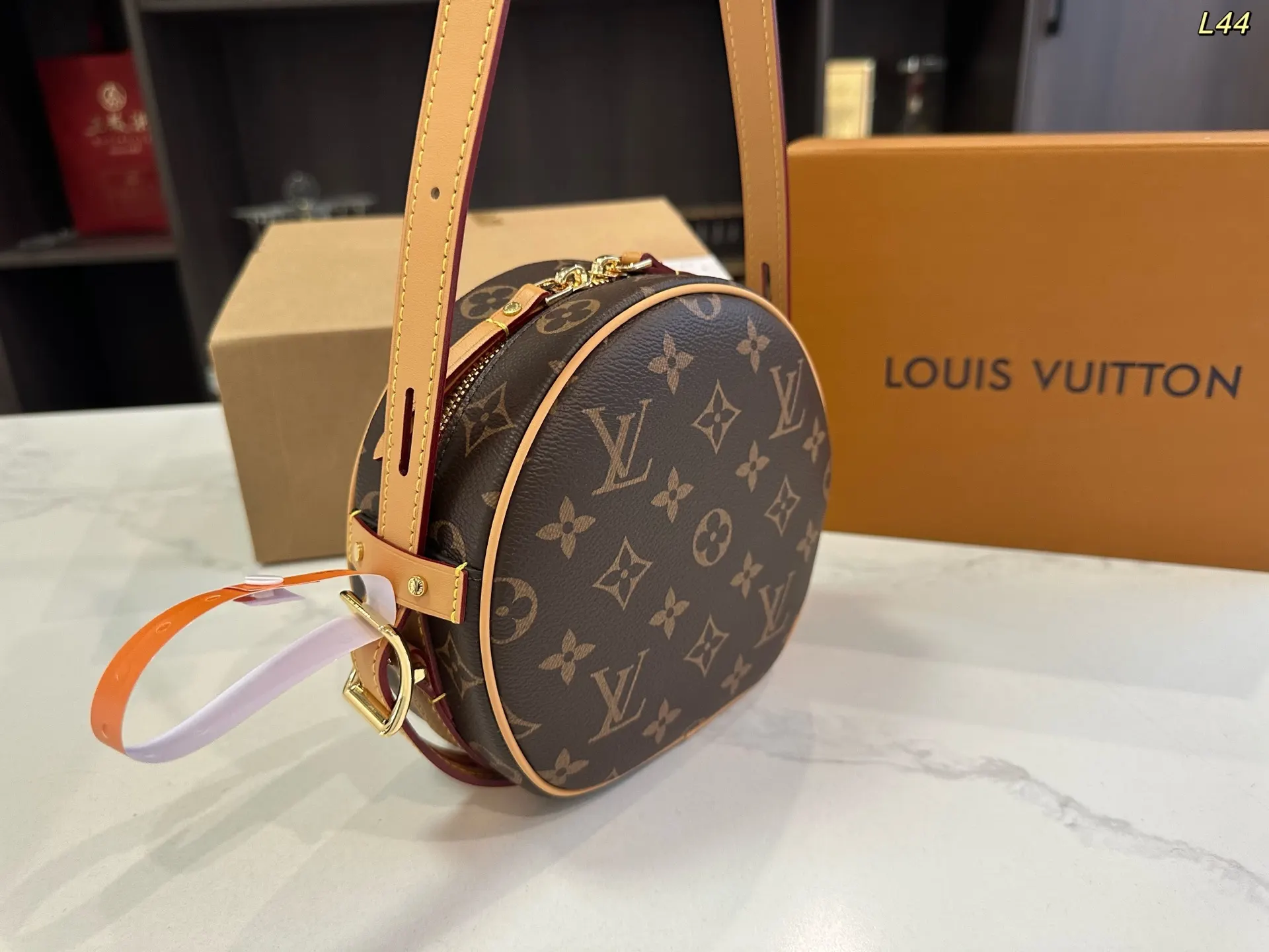 LV 钢五金 斜挎包 轻便斜挎款