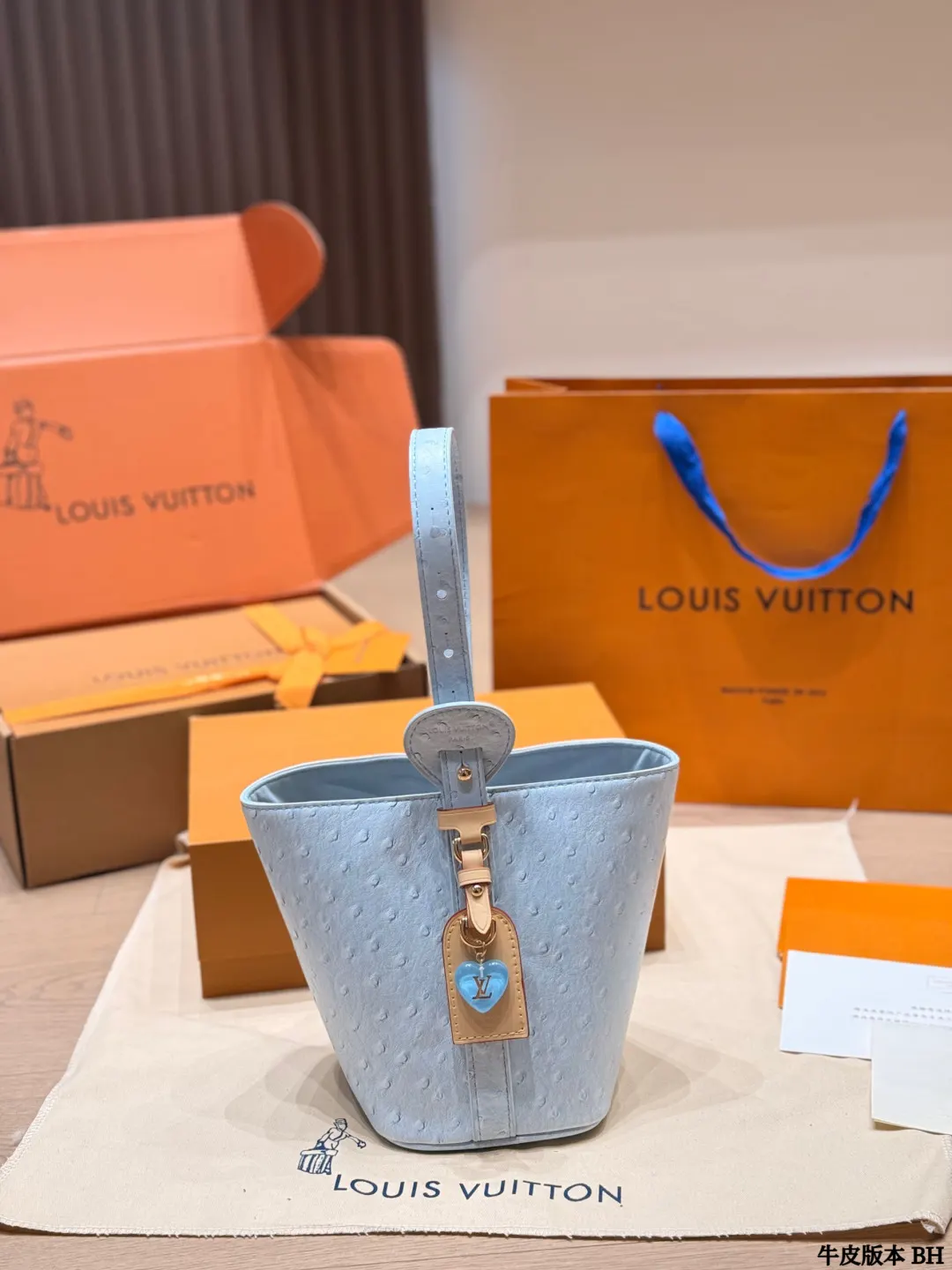 LV 粉色 牛仔 牛皮 經典水桶造型 弧形手柄 手提或斜挎都很时髦 水桶包 休閒水桶款